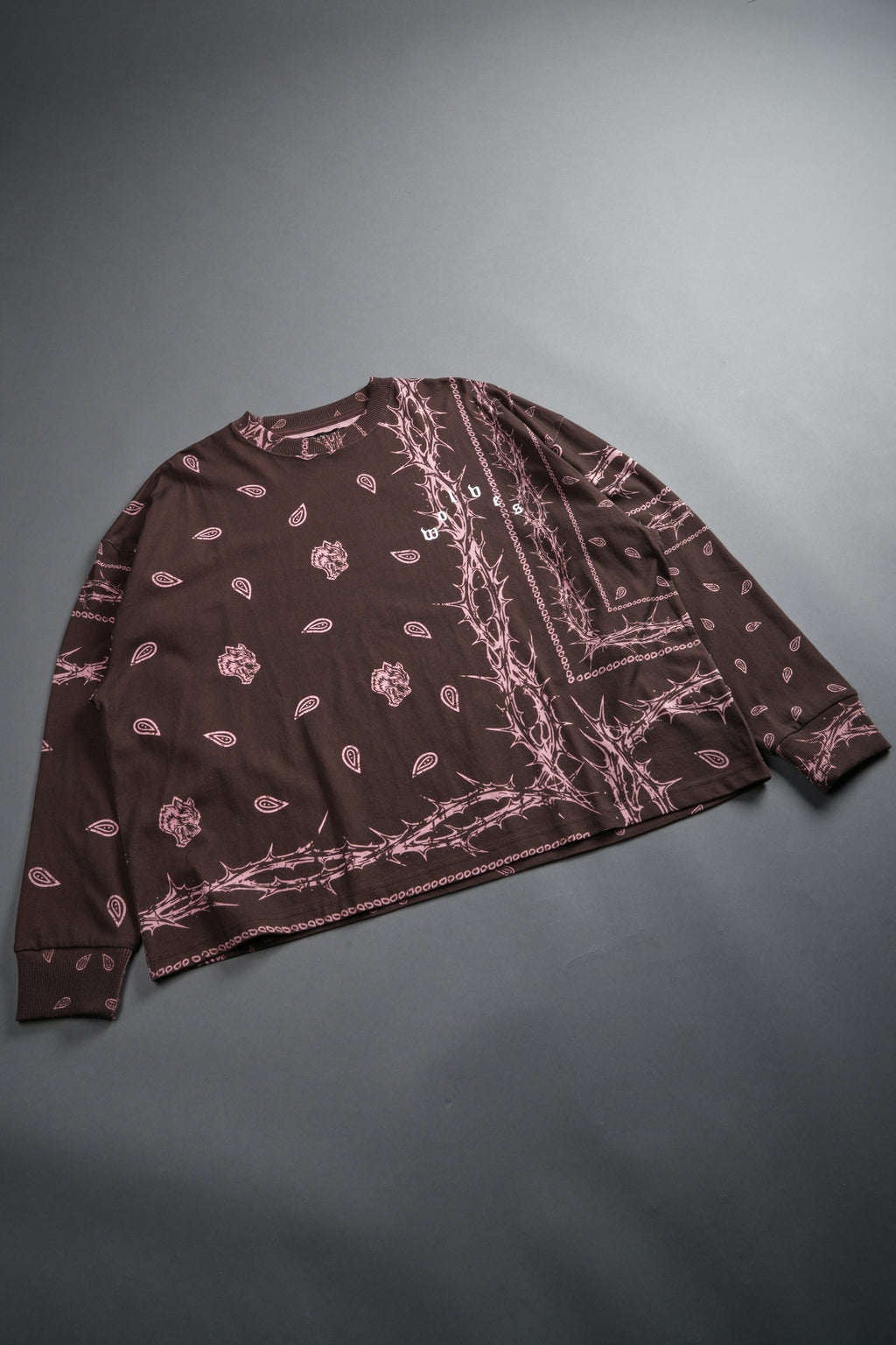 Wolves Pyramid Grunge "Box Cut" L/S Tee in Desert Dust Thorn Paisley — imagem 11