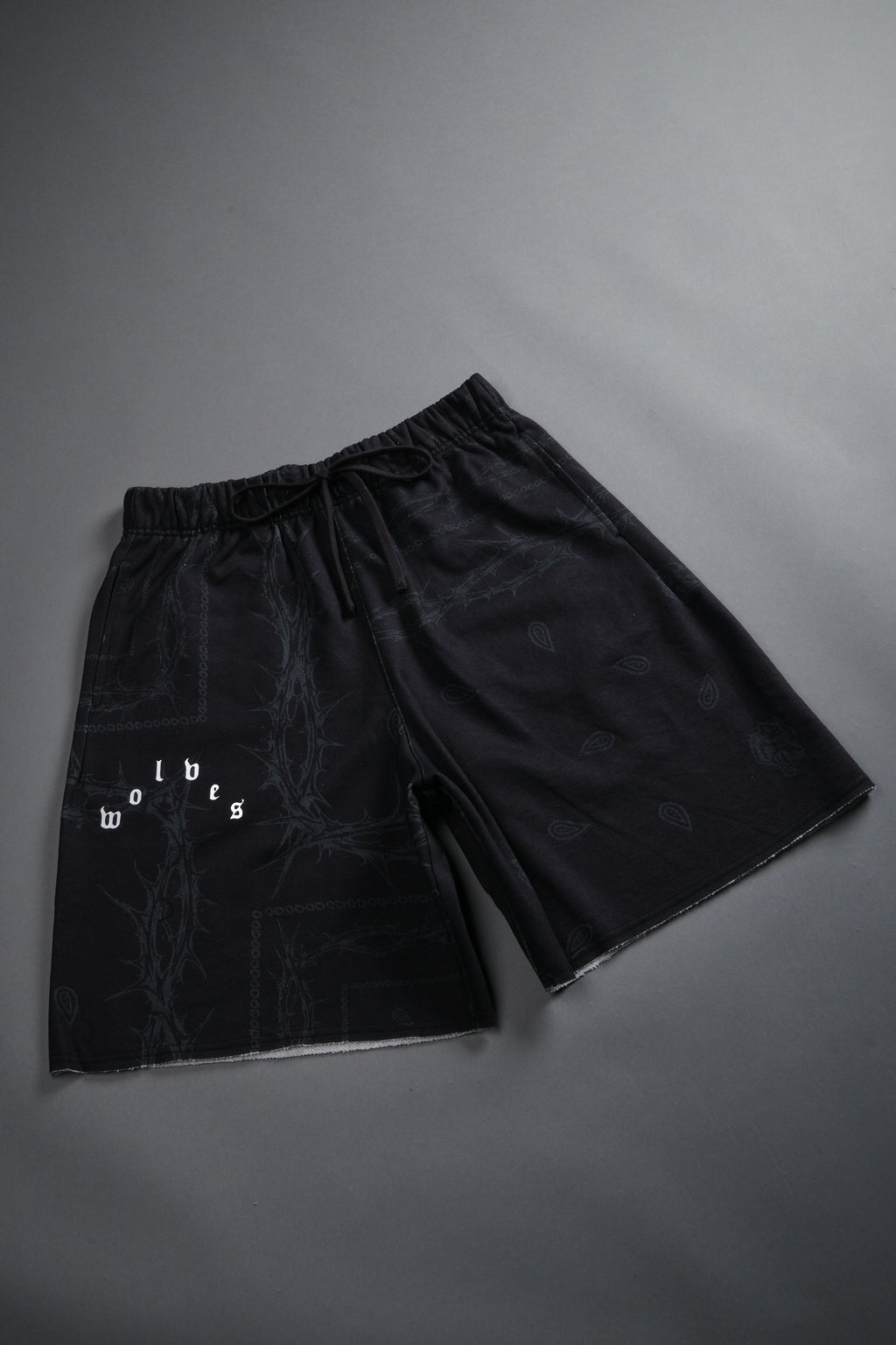 Wolves Pyramid Grunge Oversized Raw Hem Post Lounge Sweat Shorts in Black Thorn Paisley — imagem 7