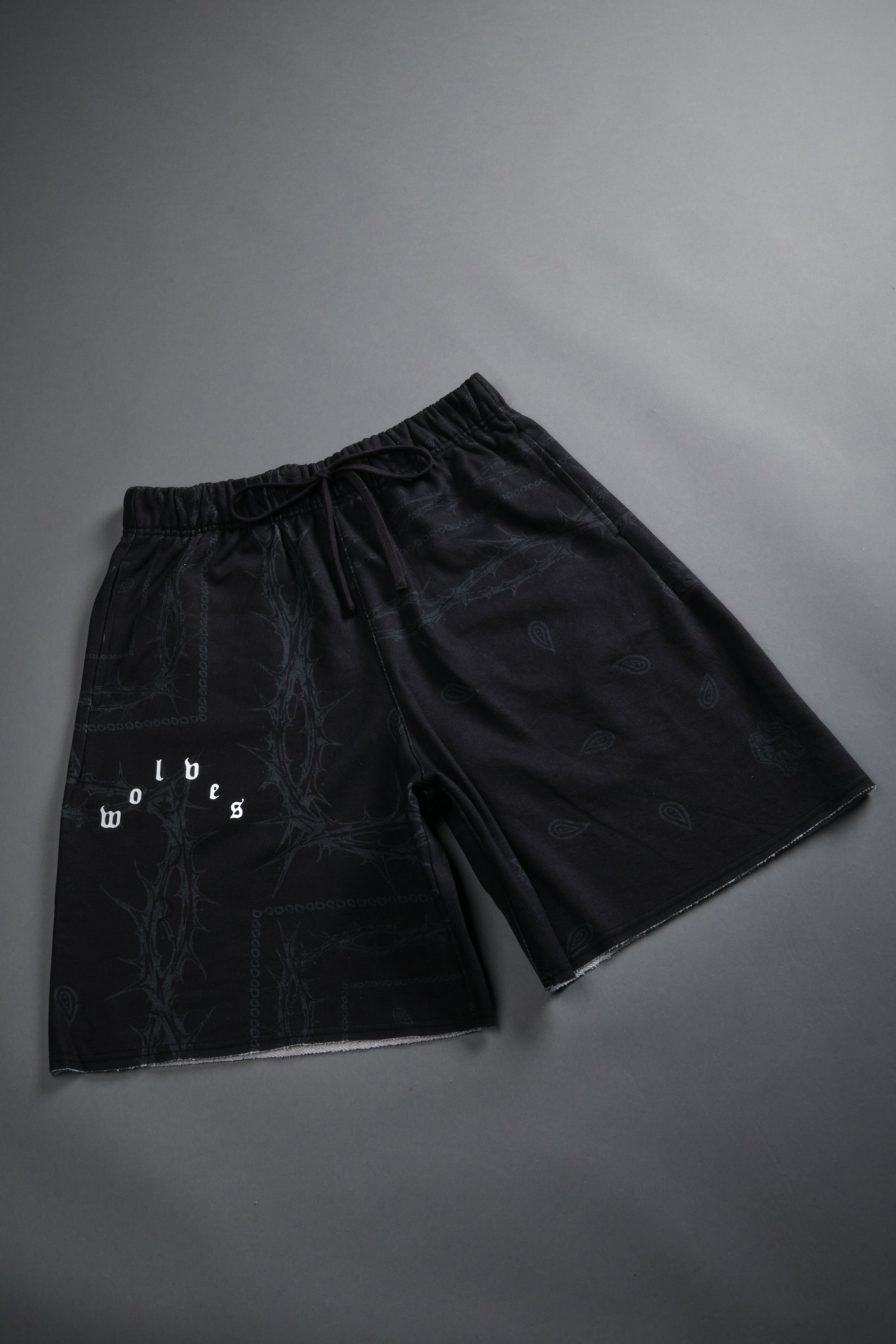 Wolves Pyramid Grunge Oversized Raw Hem Post Lounge Sweat Shorts in Black Thorn Paisley — imagem 7