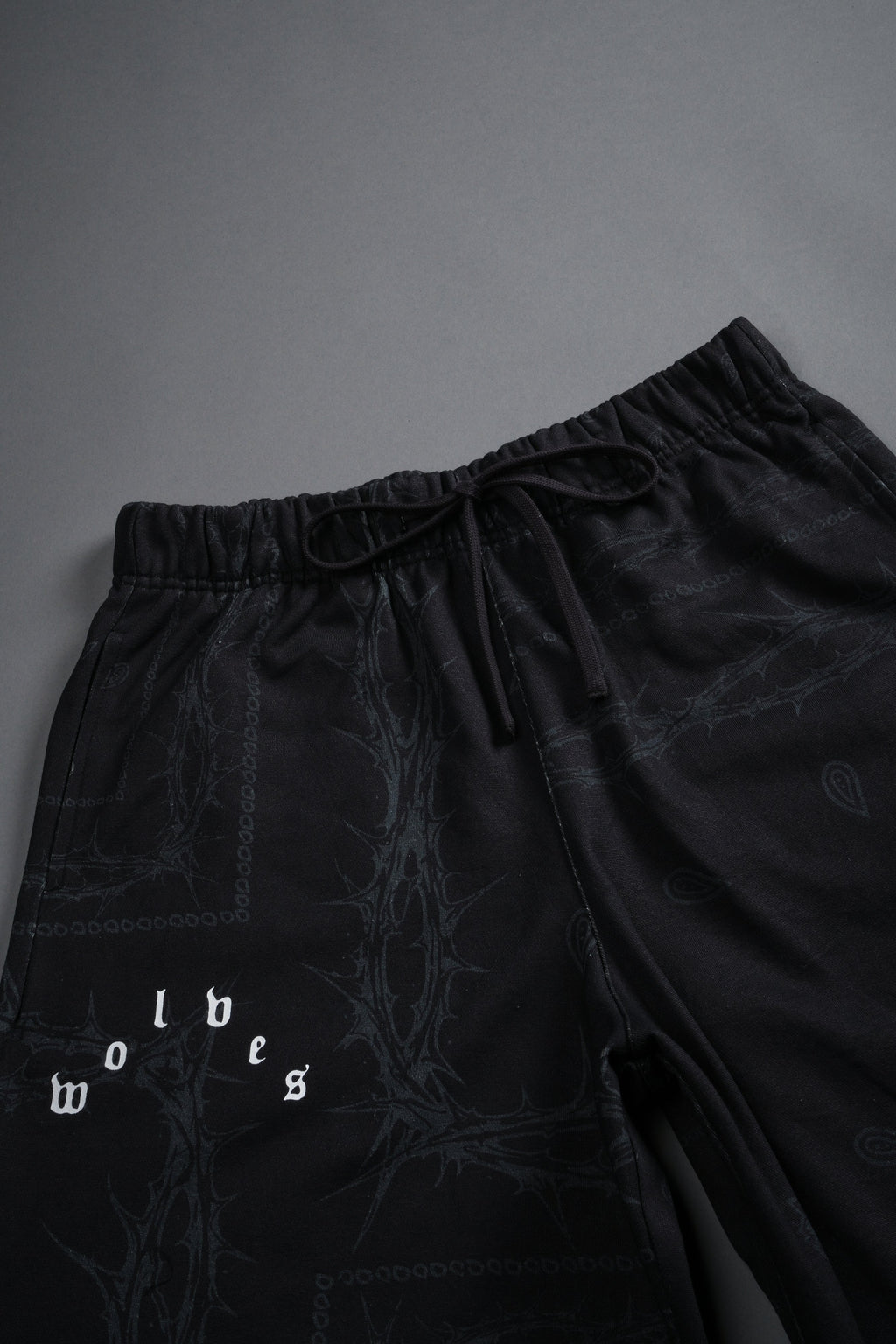 Wolves Pyramid Grunge Oversized Raw Hem Post Lounge Sweat Shorts in Black Thorn Paisley — imagem 8