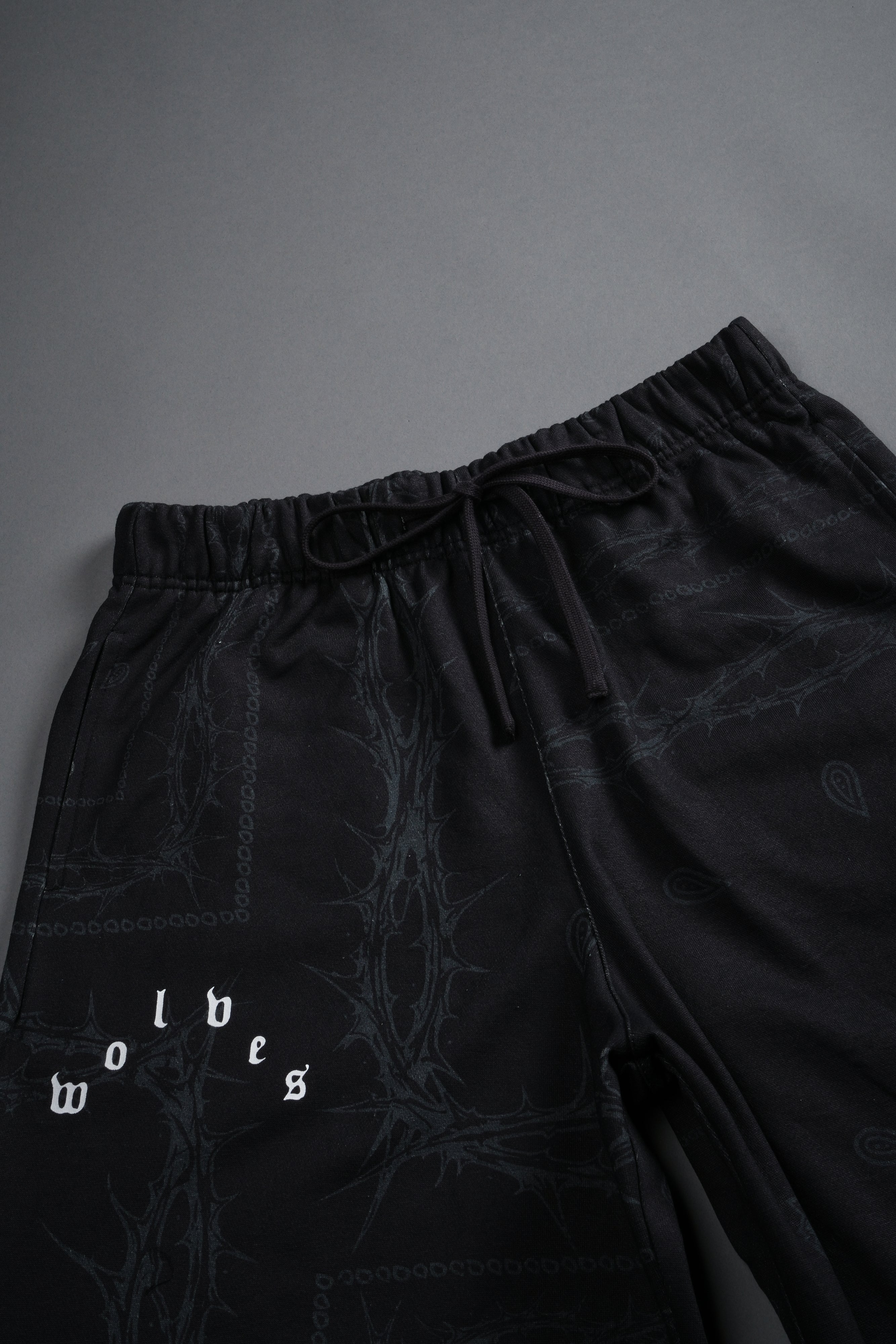 Wolves Pyramid Grunge Oversized Raw Hem Post Lounge Sweat Shorts in Black Thorn Paisley — imagem 8