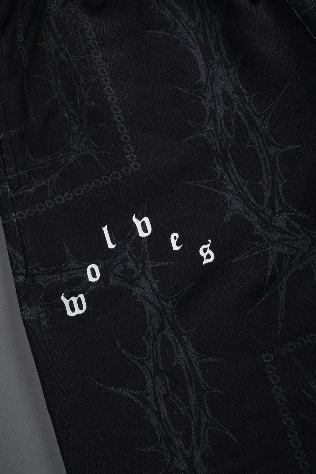 Wolves Pyramid Grunge Oversized Raw Hem Post Lounge Sweat Shorts in Black Thorn Paisley — imagem 9