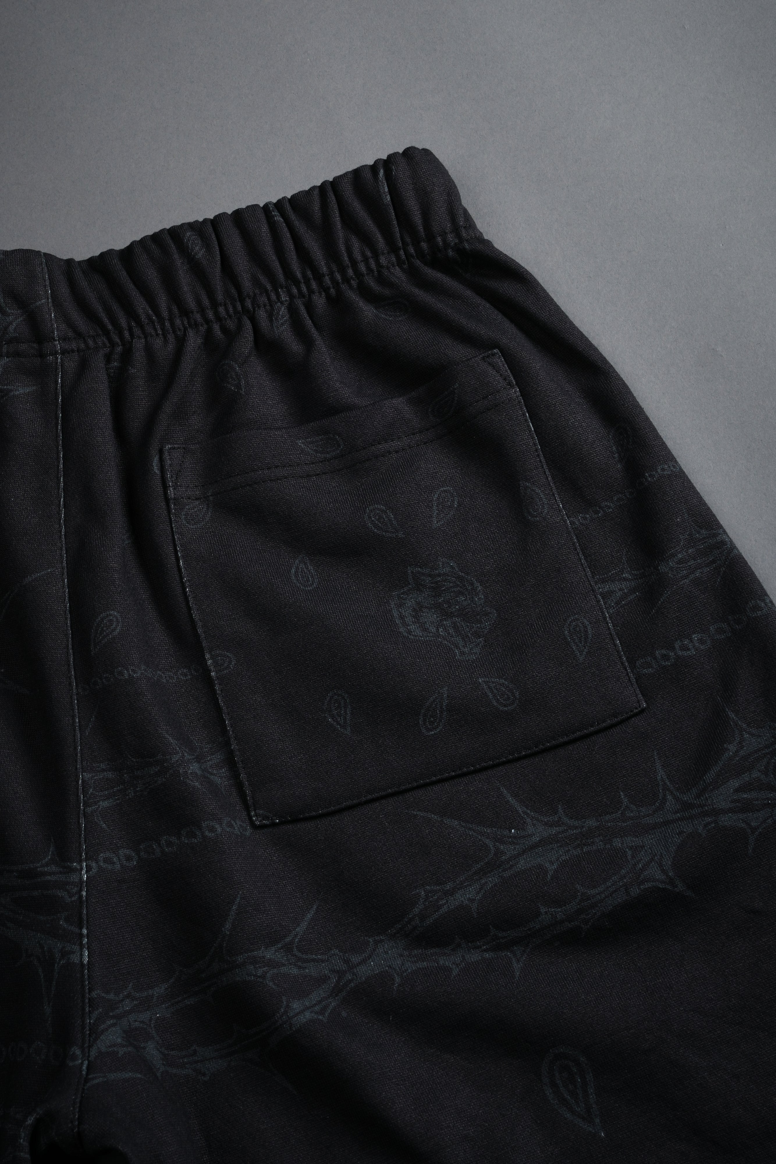 Wolves Pyramid Grunge Oversized Raw Hem Post Lounge Sweat Shorts in Black Thorn Paisley — imagem 10