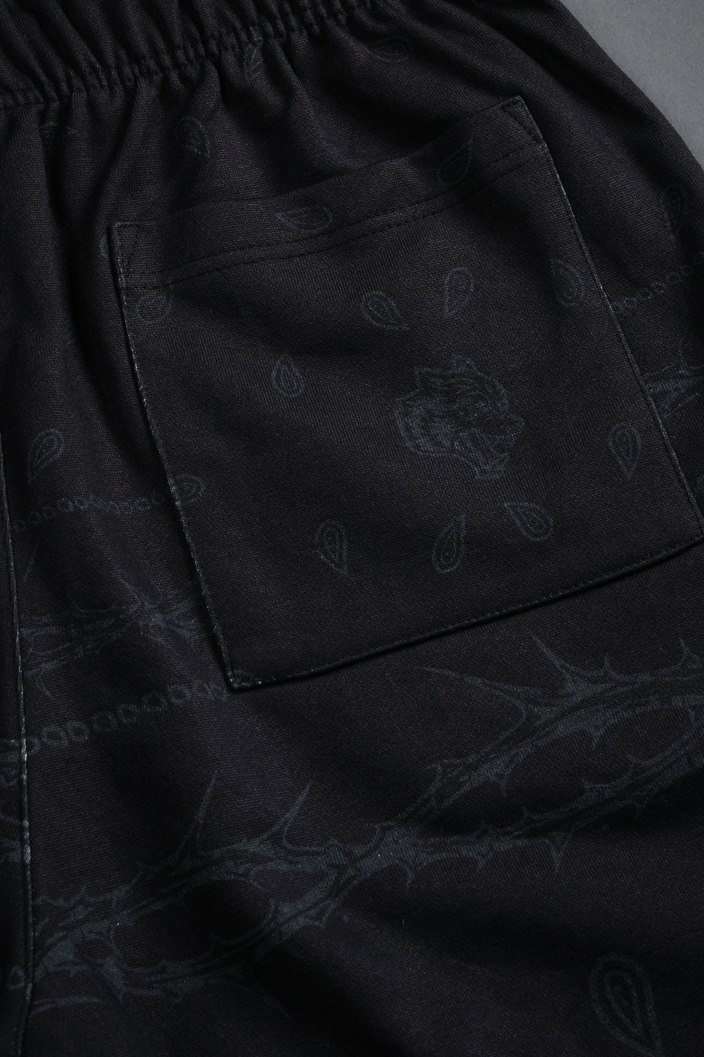 Wolves Pyramid Grunge Oversized Raw Hem Post Lounge Sweat Shorts in Black Thorn Paisley — imagem 11