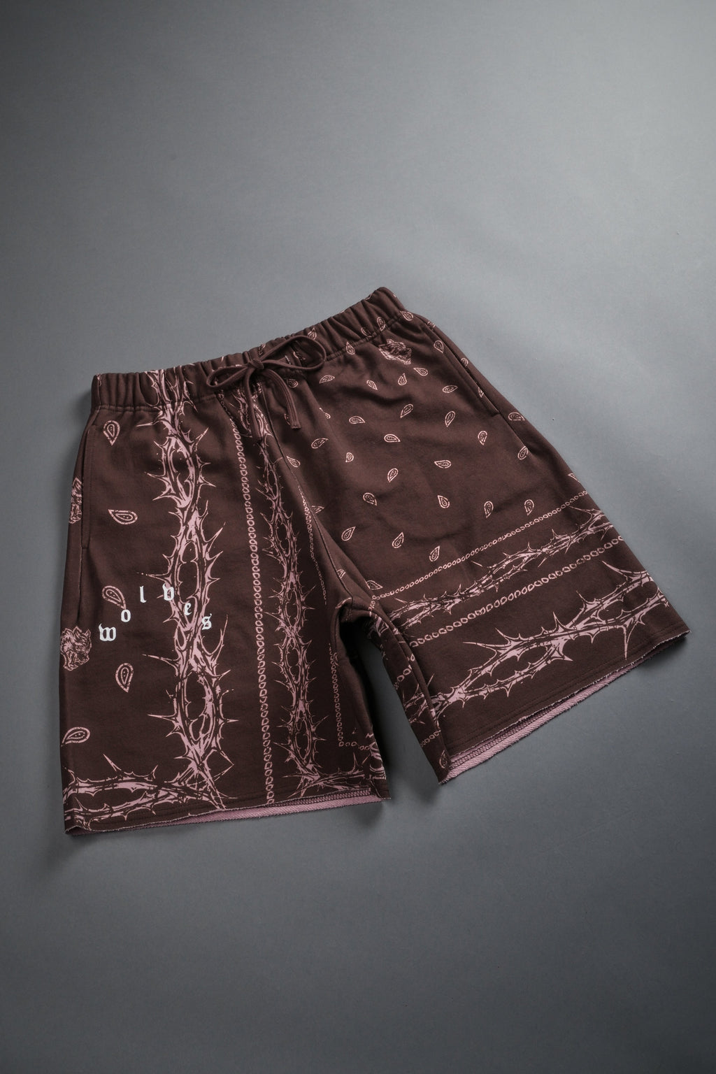 Wolves Pyramid Grunge Oversized Raw Hem Post Lounge Sweat Shorts in Desert Dust Thorn Paisley — imagem 6