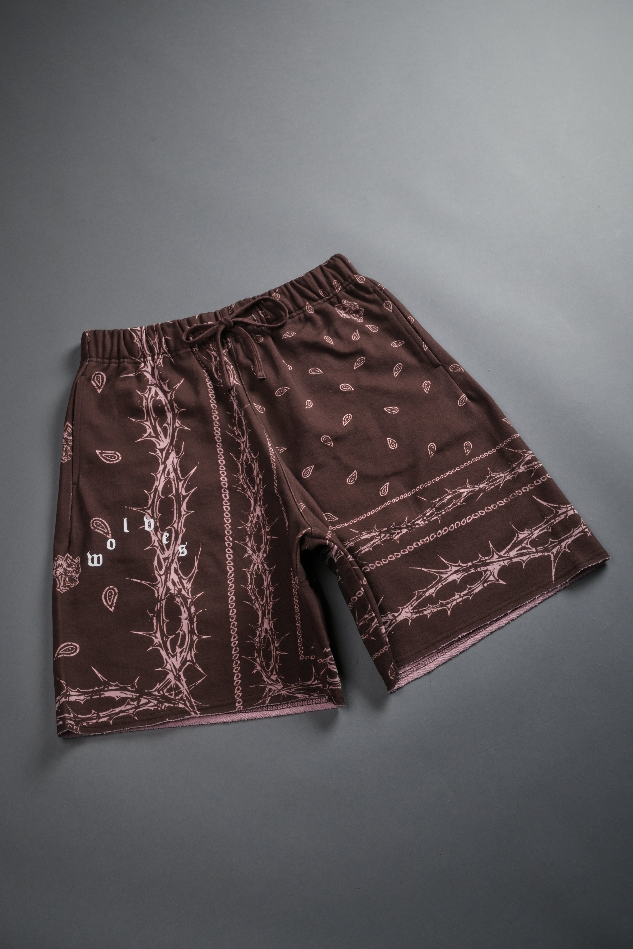 Wolves Pyramid Grunge Oversized Raw Hem Post Lounge Sweat Shorts in Desert Dust Thorn Paisley — imagem 6