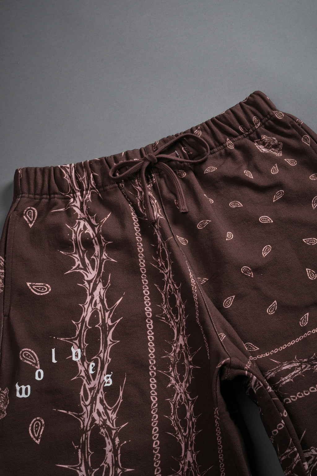 Wolves Pyramid Grunge Oversized Raw Hem Post Lounge Sweat Shorts in Desert Dust Thorn Paisley — imagem 7