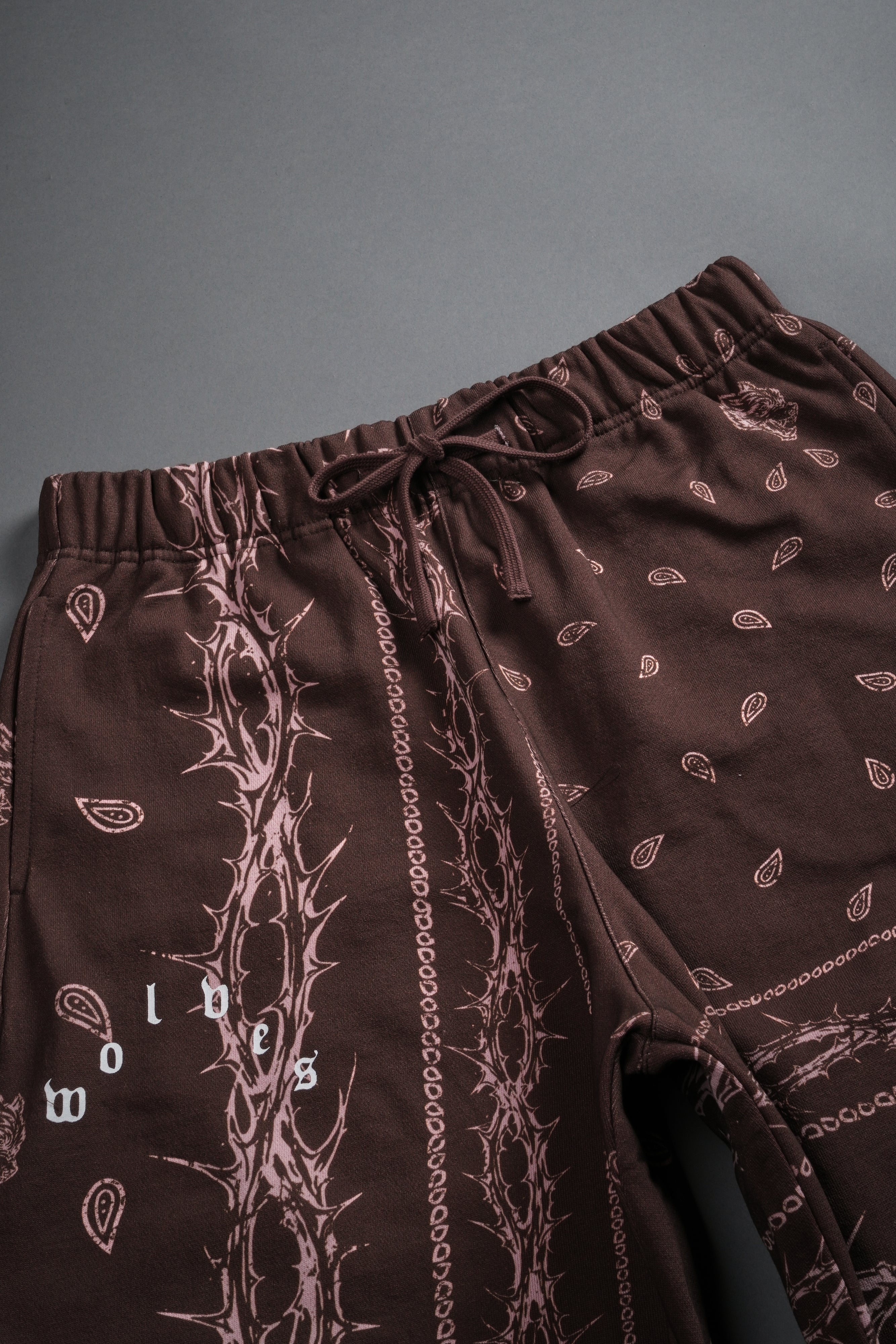 Wolves Pyramid Grunge Oversized Raw Hem Post Lounge Sweat Shorts in Desert Dust Thorn Paisley — imagem 7