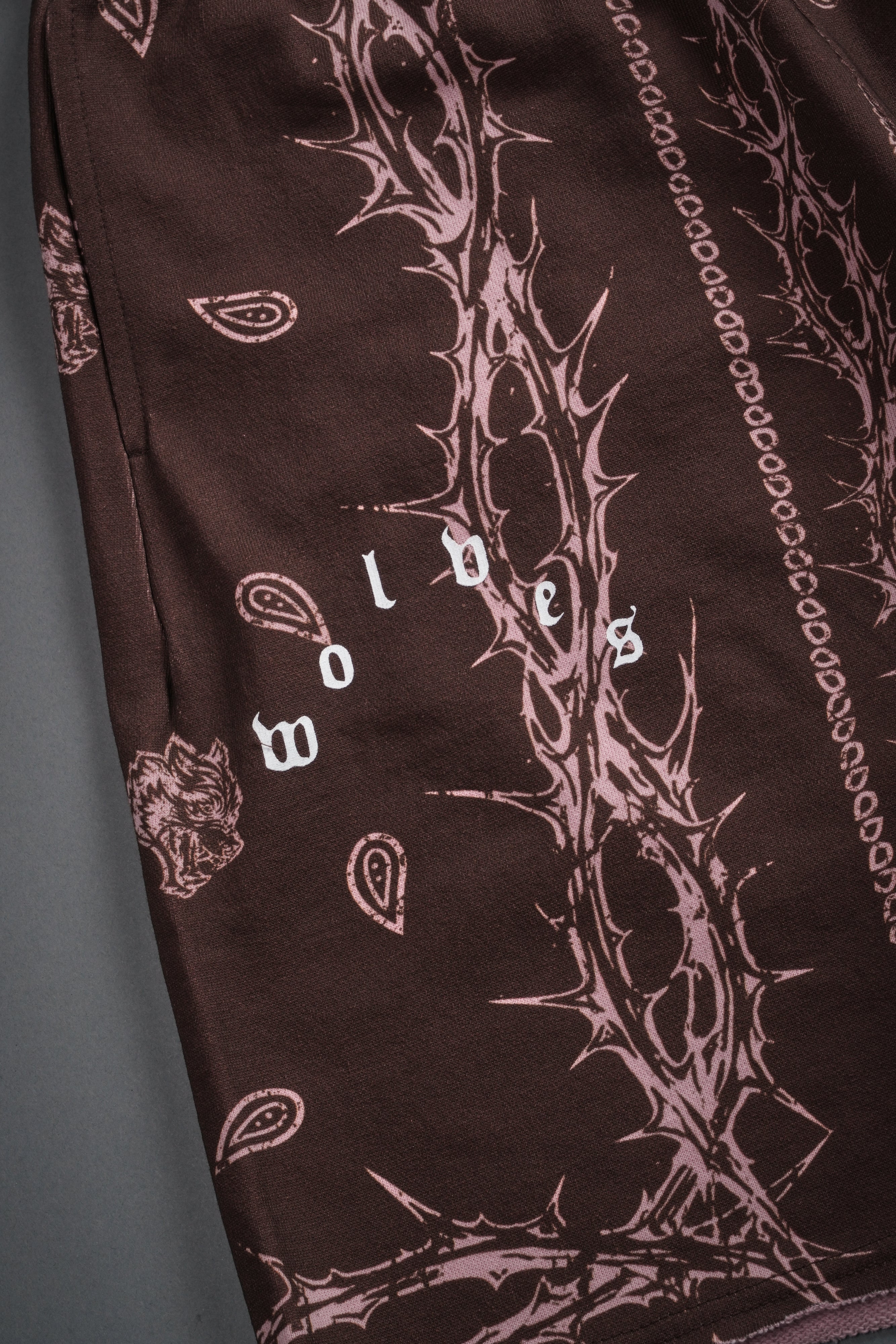 Wolves Pyramid Grunge Oversized Raw Hem Post Lounge Sweat Shorts in Desert Dust Thorn Paisley — imagem 8