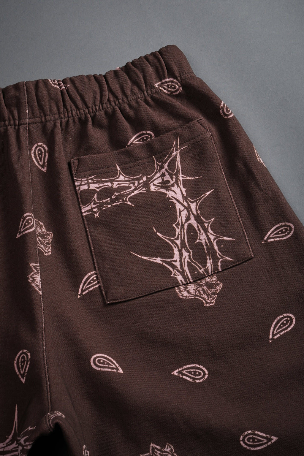 Wolves Pyramid Grunge Oversized Raw Hem Post Lounge Sweat Shorts in Desert Dust Thorn Paisley — imagem 9