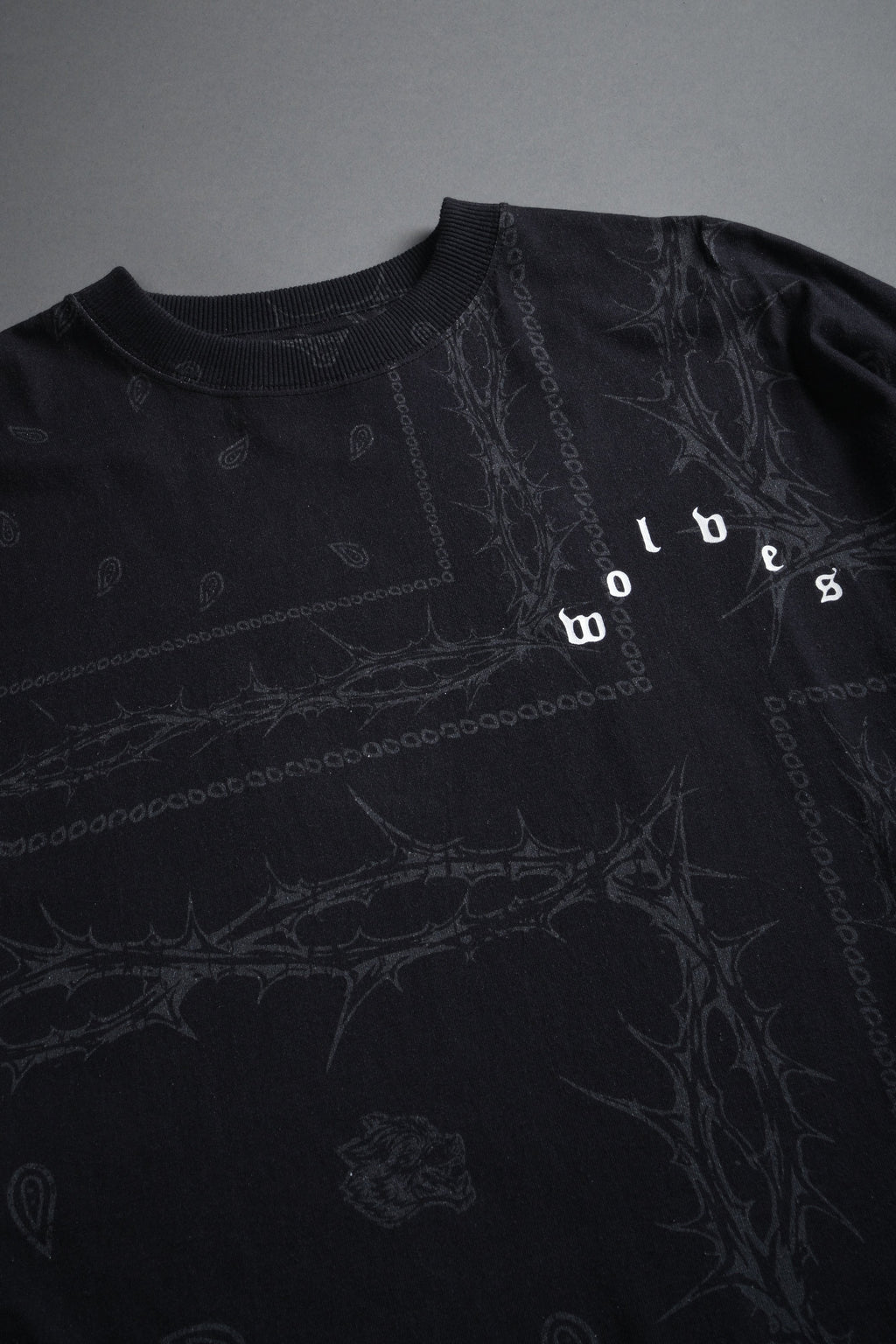Wolves Pyramid Grunge "Box Cut" L/S Tee in Black Thorn Paisley — imagem 6