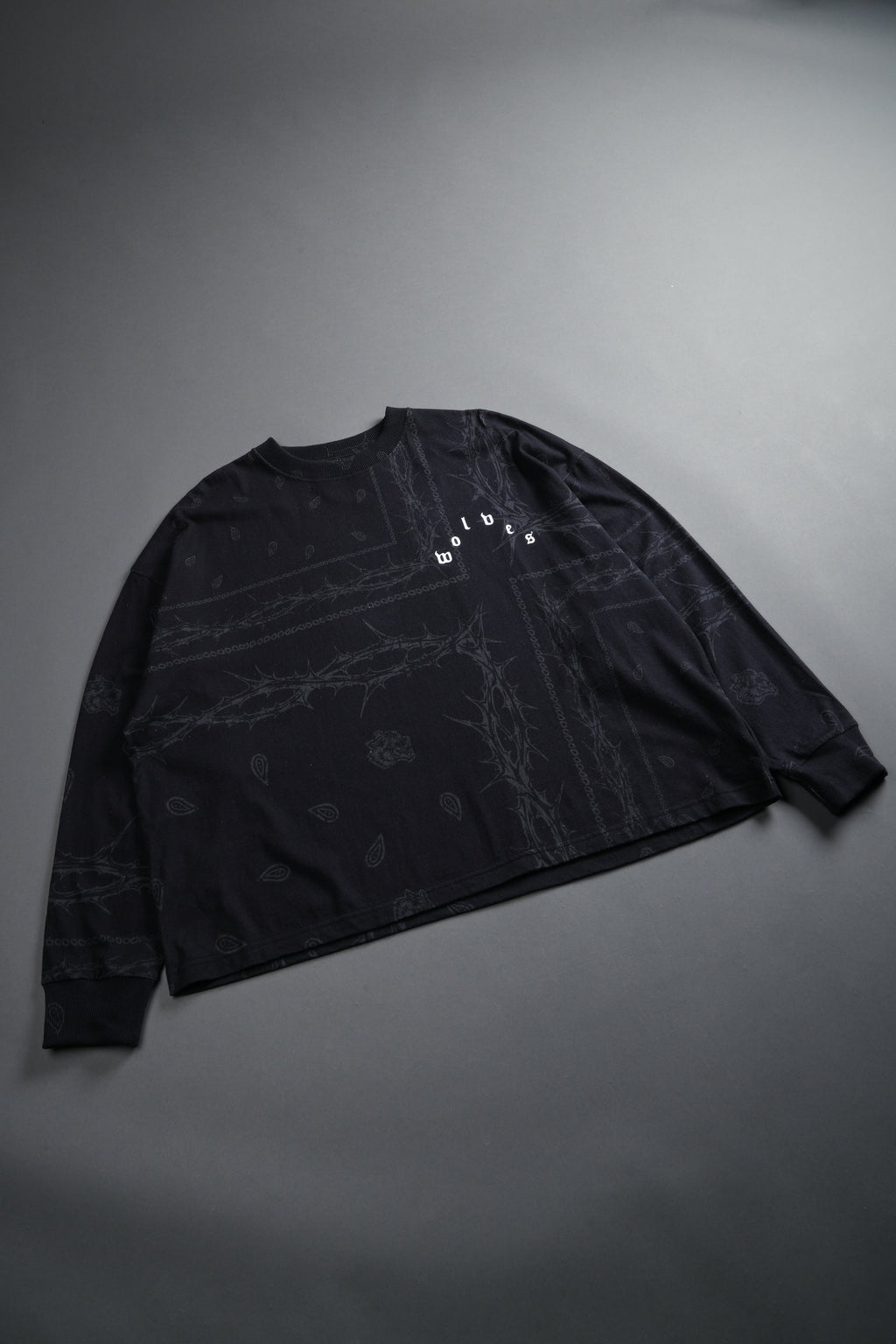 Wolves Pyramid Grunge "Box Cut" L/S Tee in Black Thorn Paisley — imagem 5