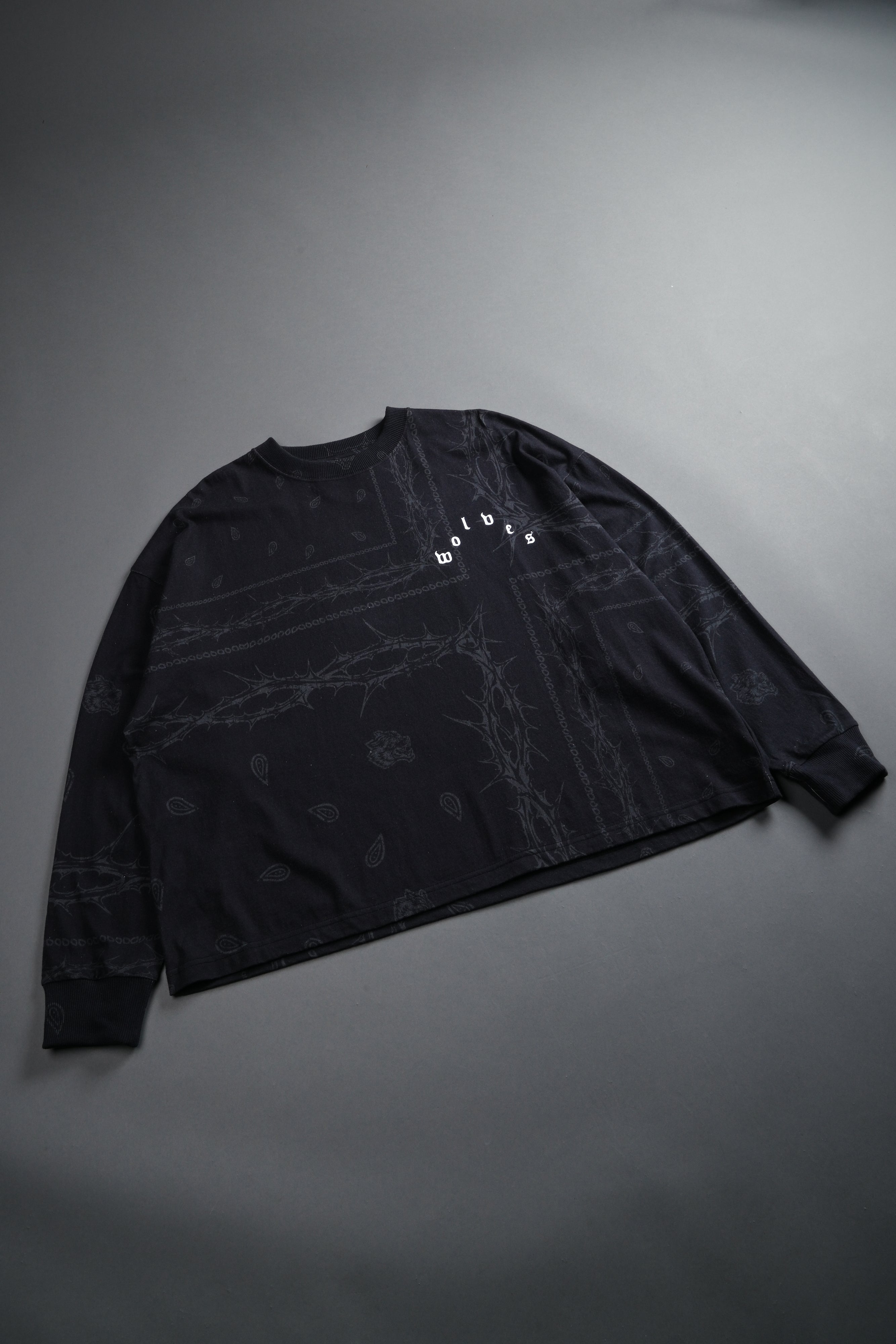 Wolves Pyramid Grunge "Box Cut" L/S Tee in Black Thorn Paisley — imagem 5