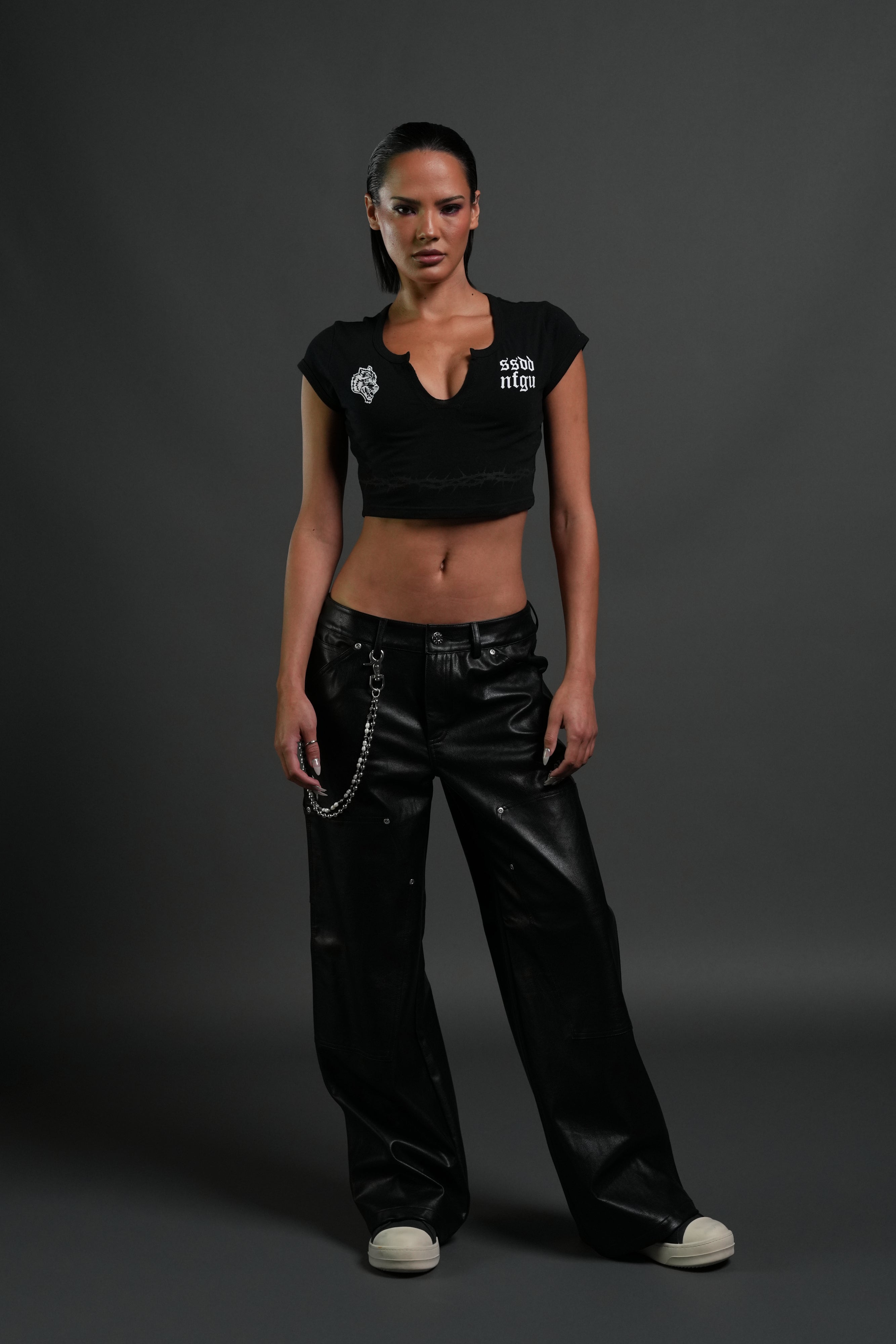 SSDDNFGU Thorns "Josie" Crop Baby Tee in Black — imagem 3