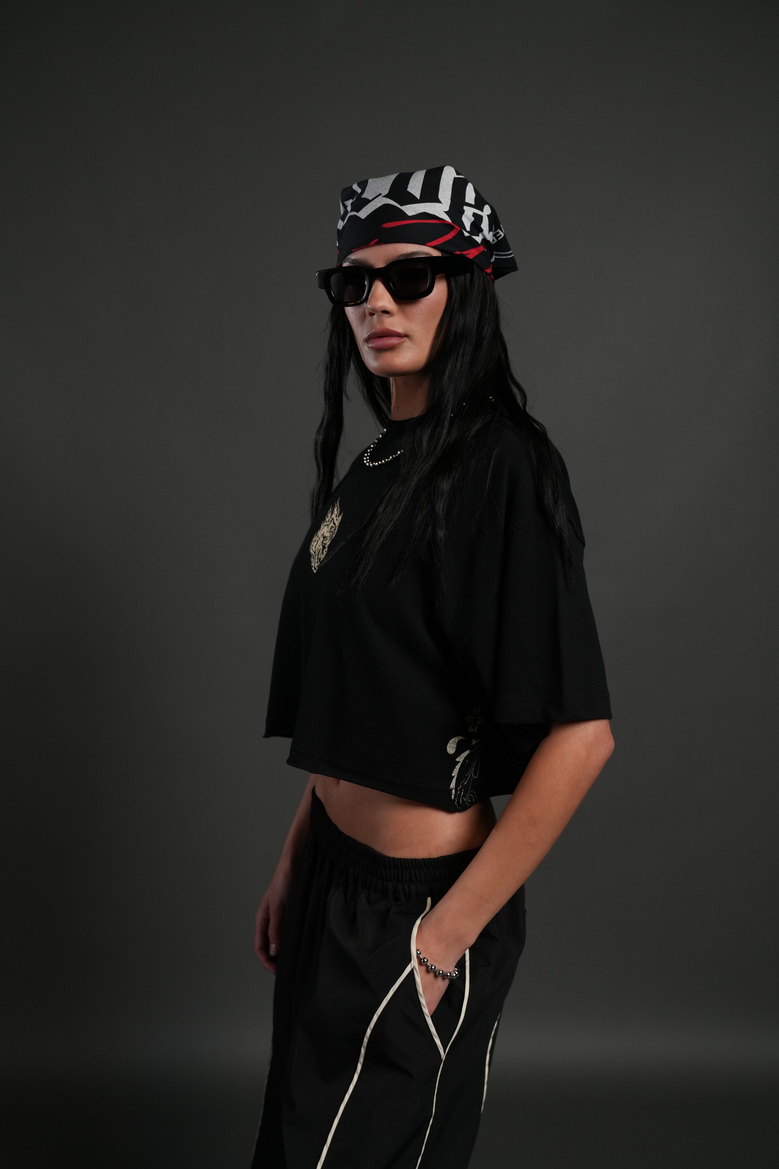 Faded Paisley Premium Oversized Cropped Tee in Black — imagem 2