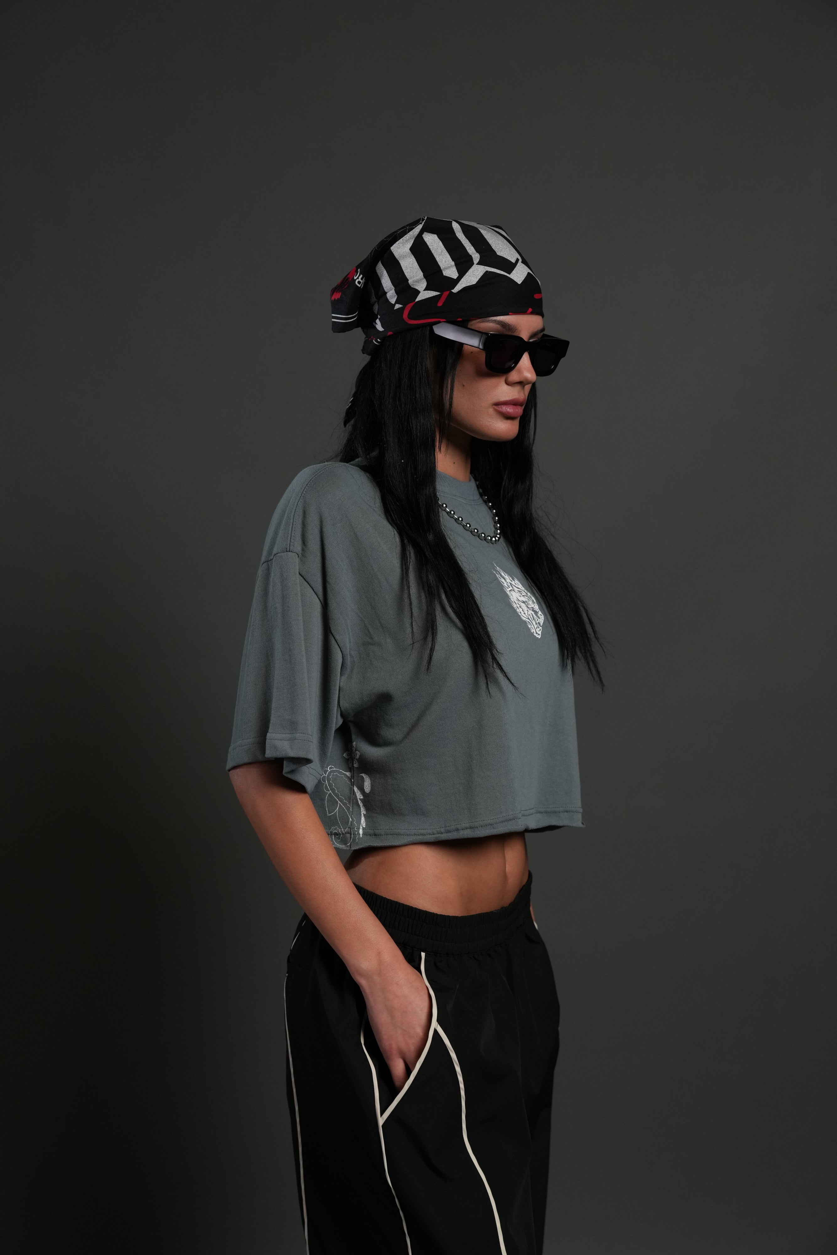 Faded Paisley Premium Oversized Cropped Tee in Greek Stone — imagem 2