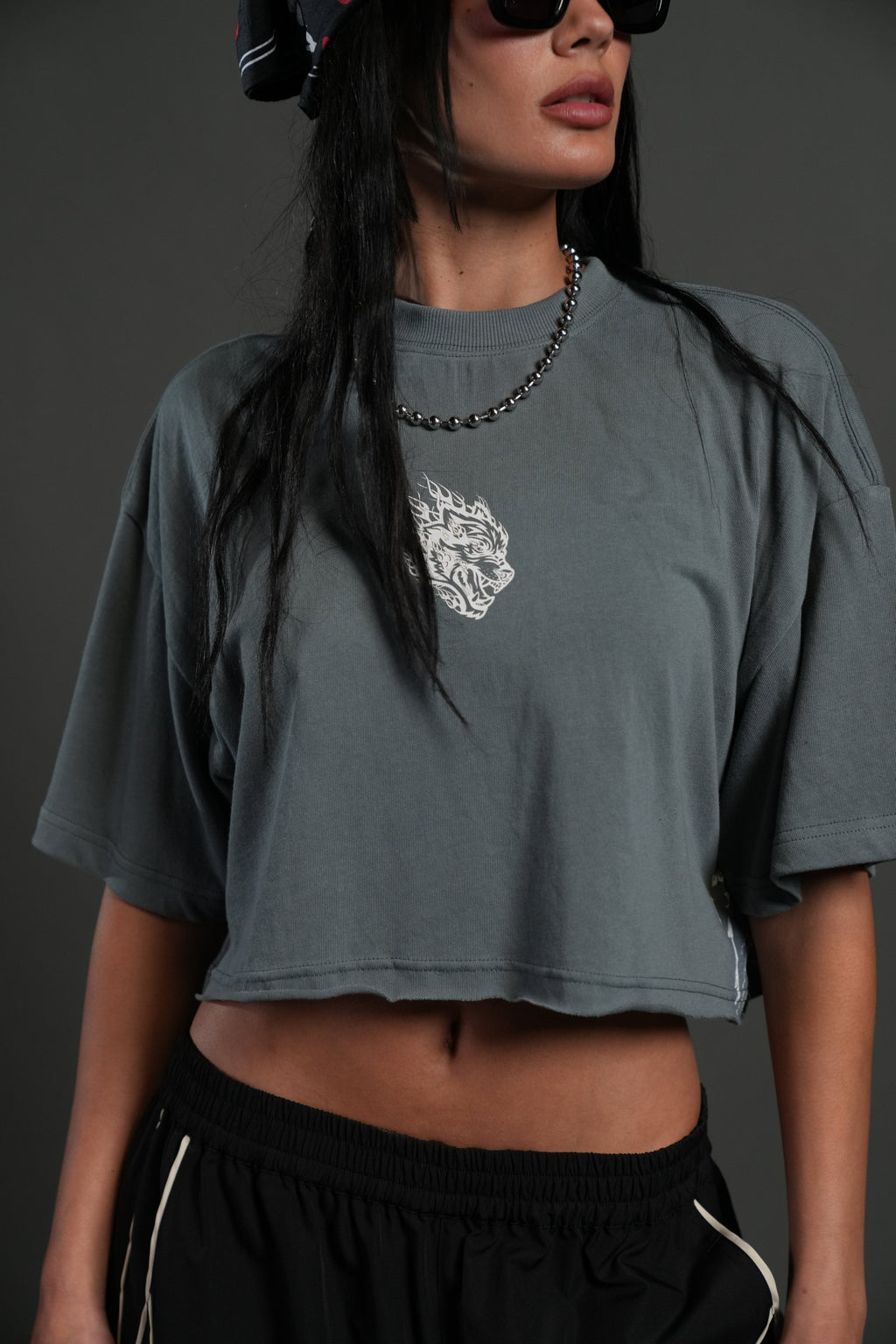 Faded Paisley Premium Oversized Cropped Tee in Greek Stone — imagem 4