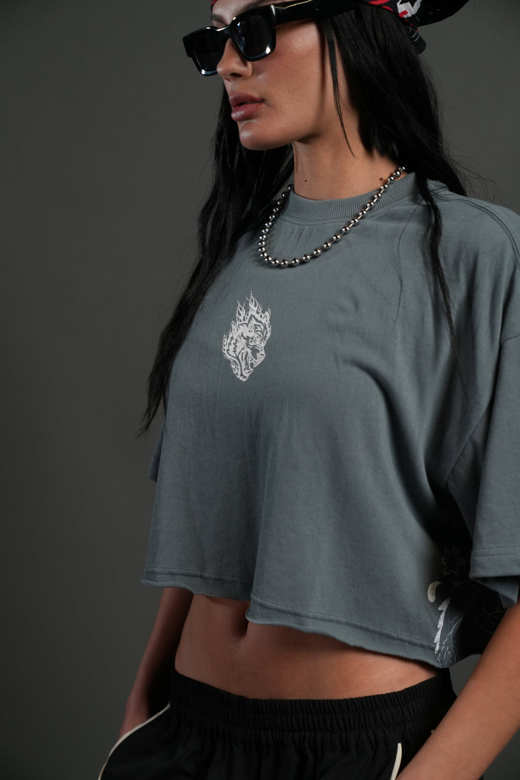 Faded Paisley Premium Oversized Cropped Tee in Greek Stone — imagem 3