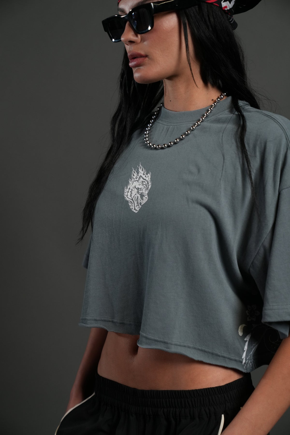 Faded Paisley Premium Oversized Cropped Tee in Greek Stone - imagem 3