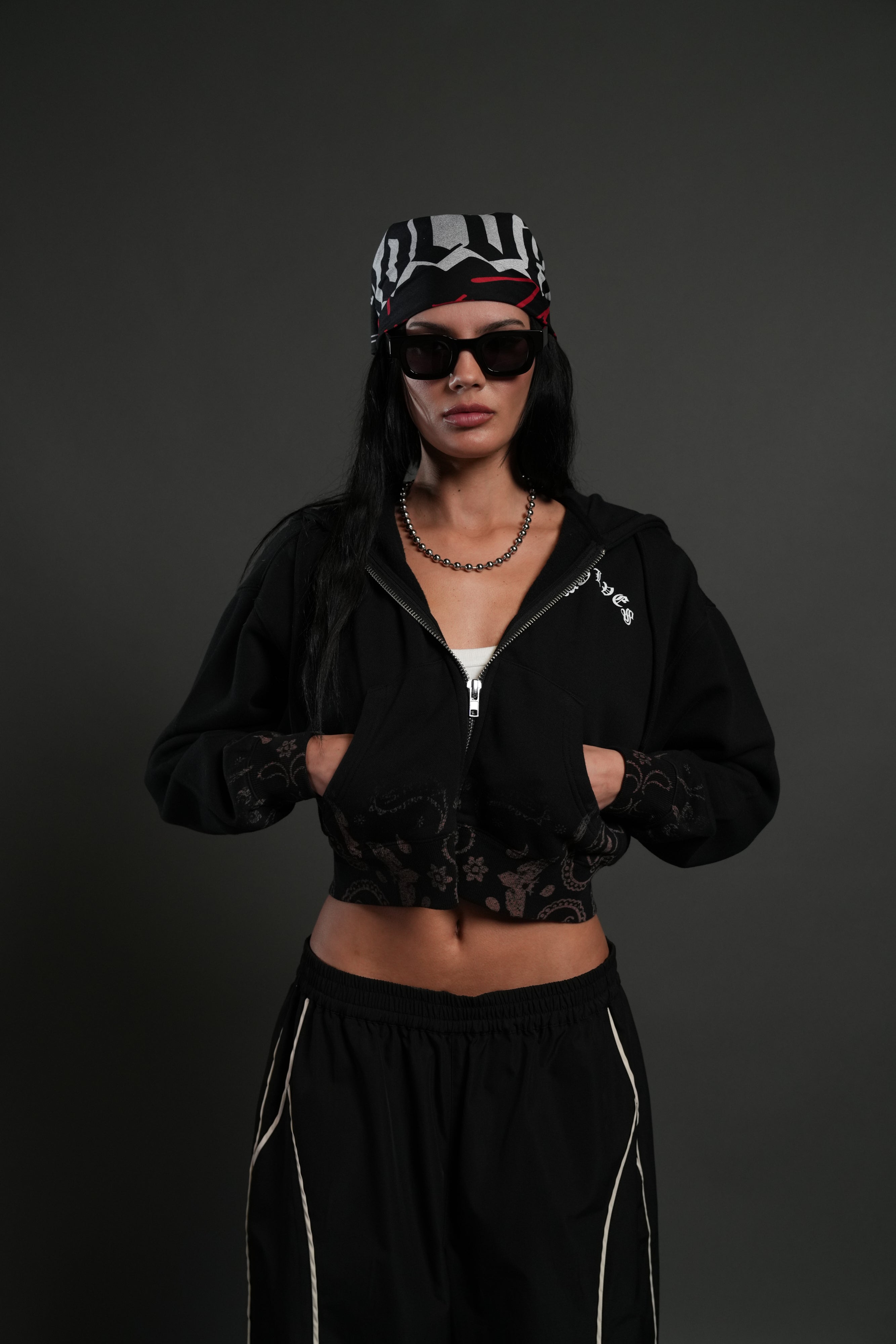 Faded Paisley "Sage" Cropped Zip Hoodie in Black — imagem 1
