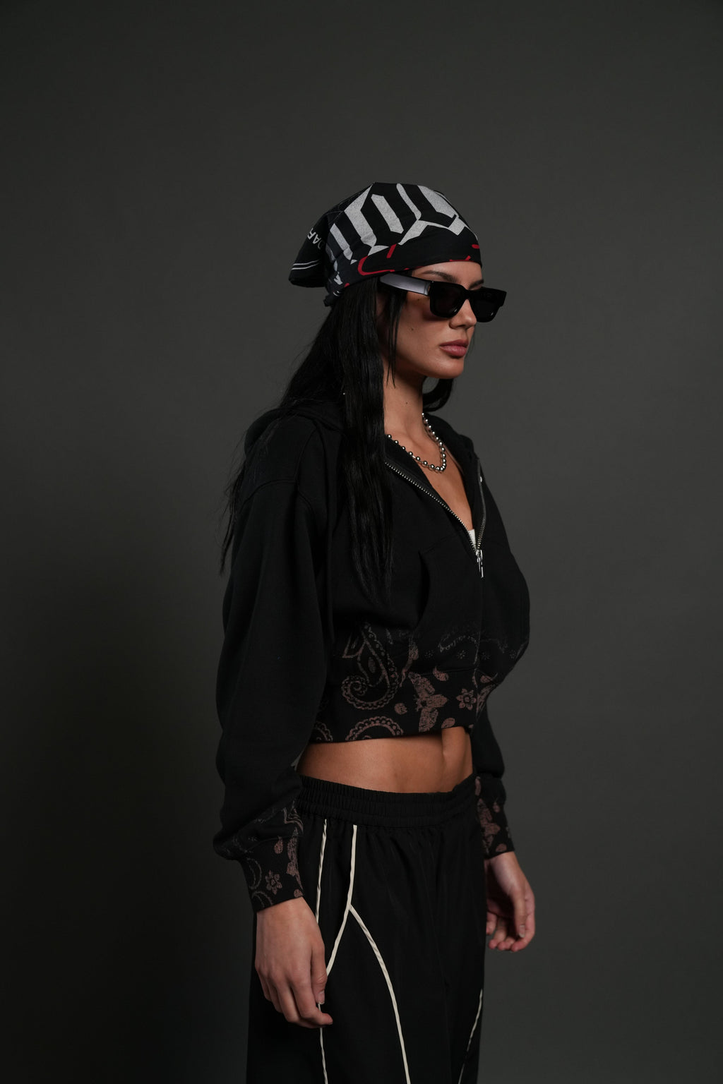 Faded Paisley "Sage" Cropped Zip Hoodie in Black — imagem 2