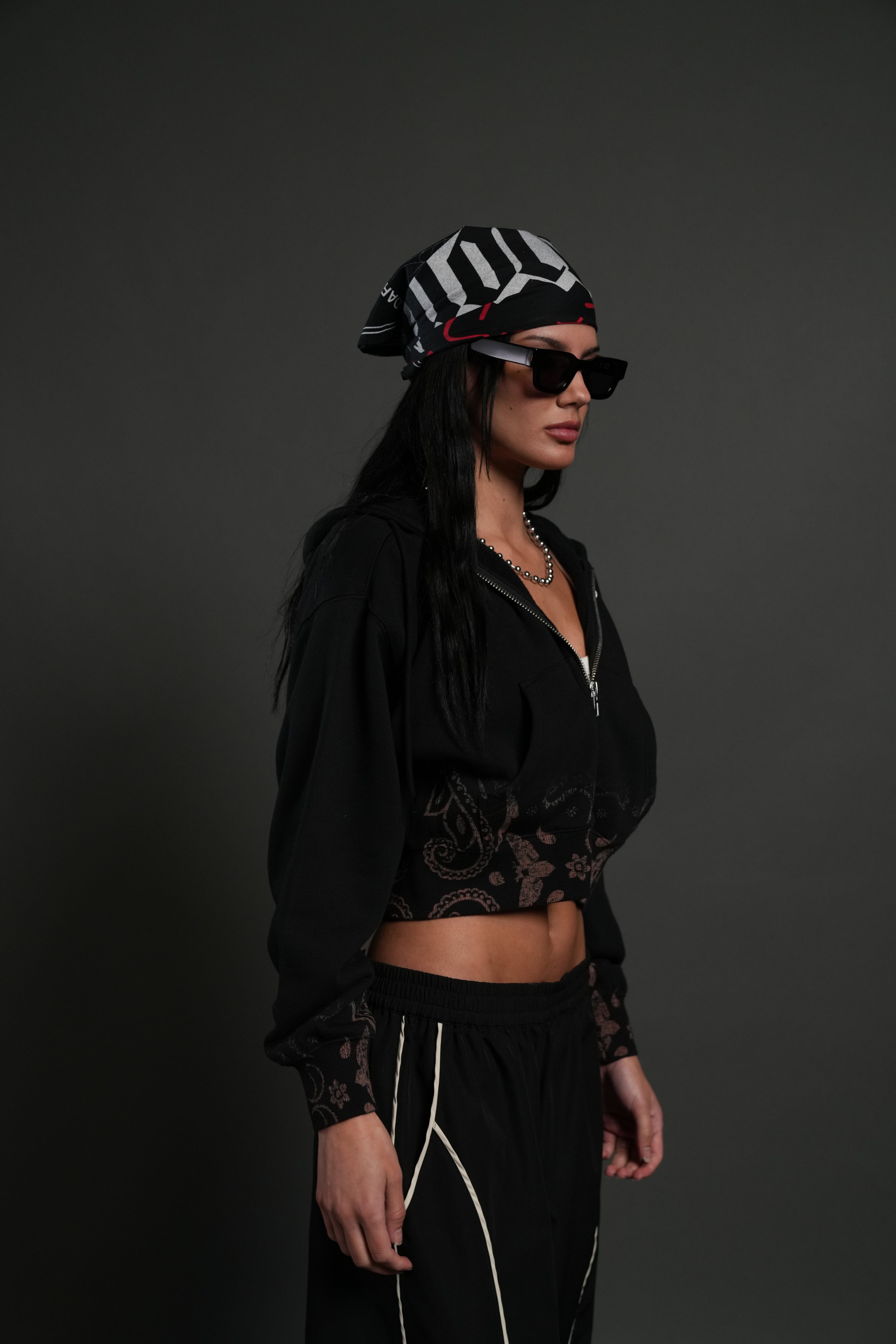 Faded Paisley "Sage" Cropped Zip Hoodie in Black — imagem 2