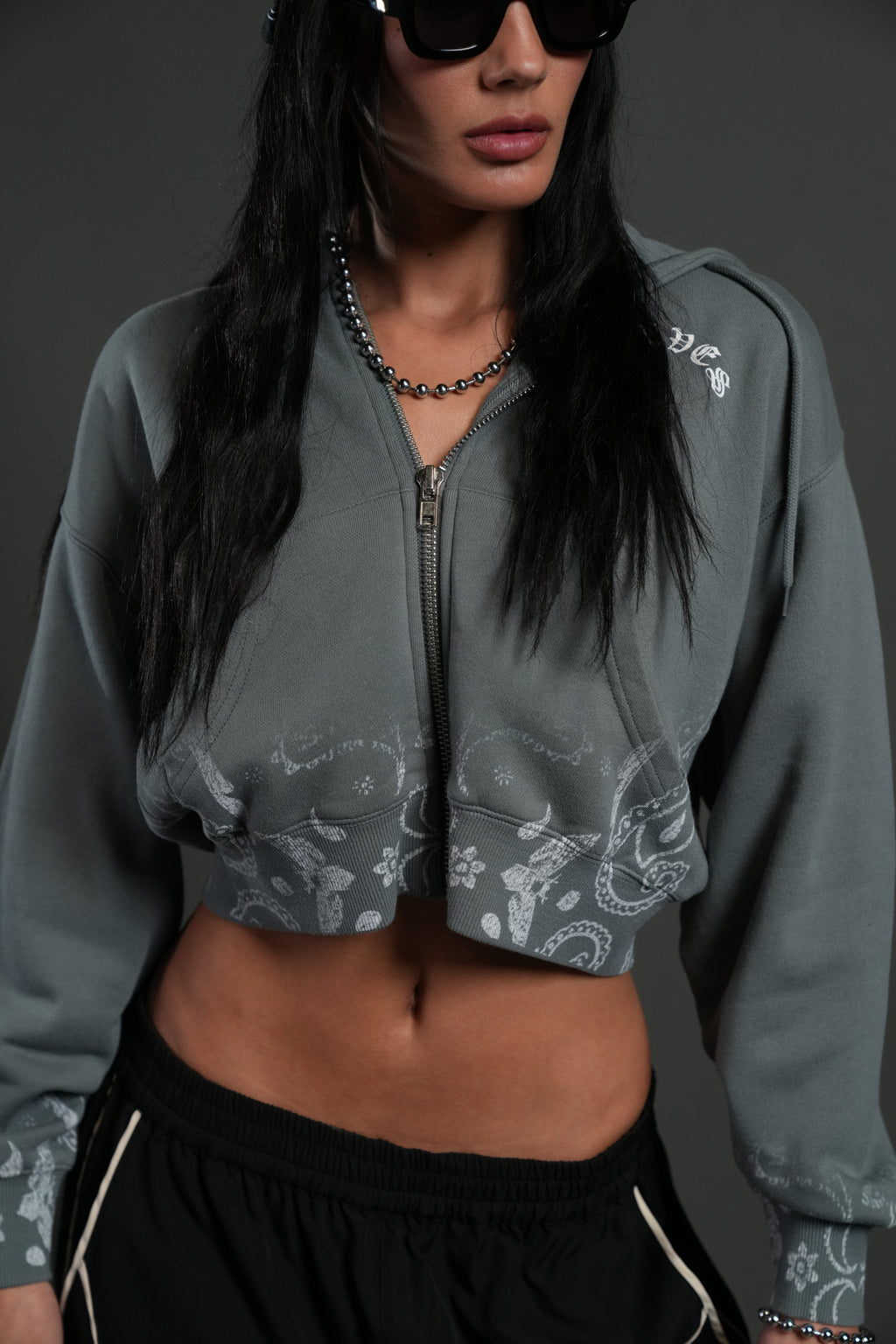 Faded Paisley "Sage" Cropped Zip Hoodie in Greek Stone — imagem 3