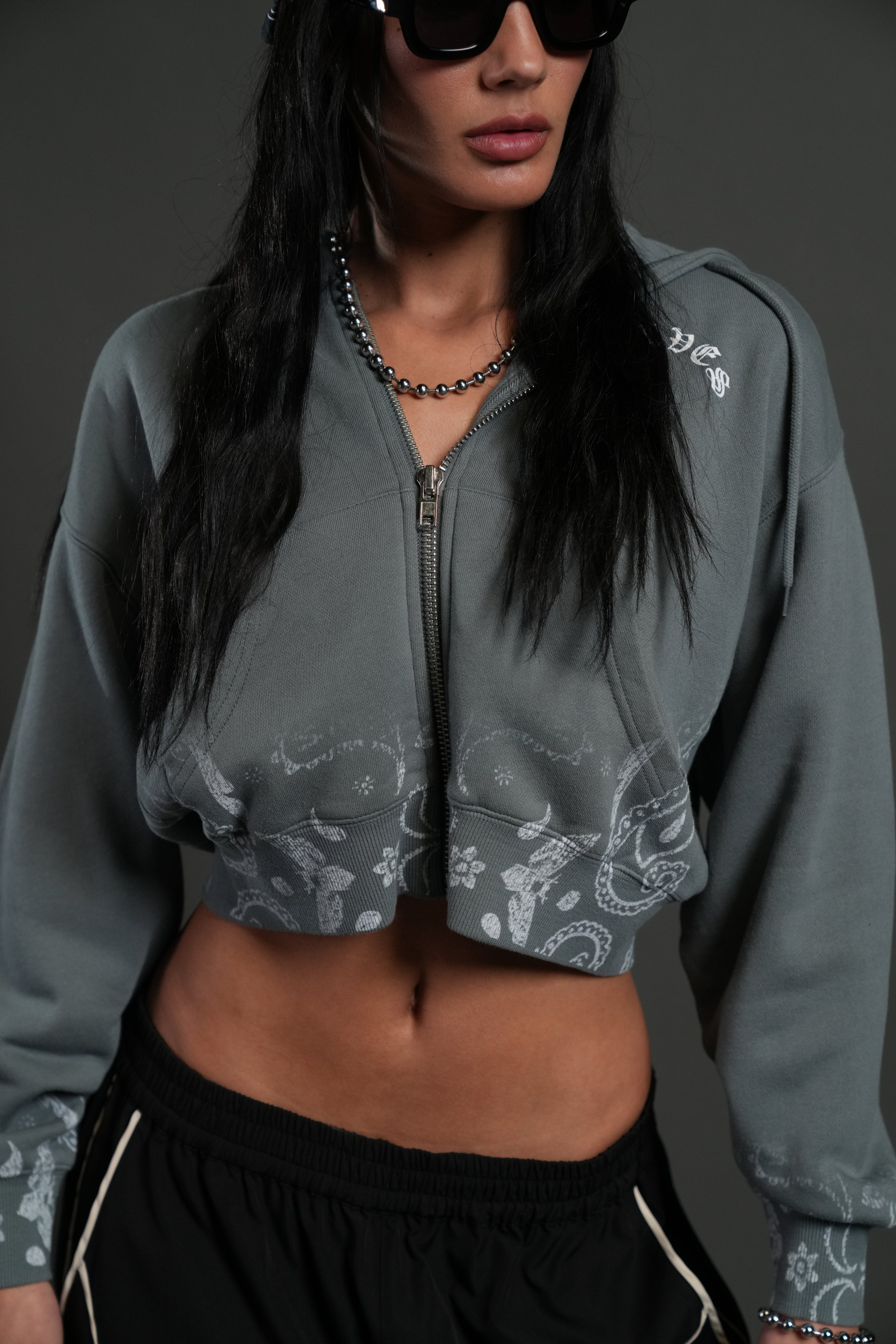 Faded Paisley "Sage" Cropped Zip Hoodie in Greek Stone — imagem 3