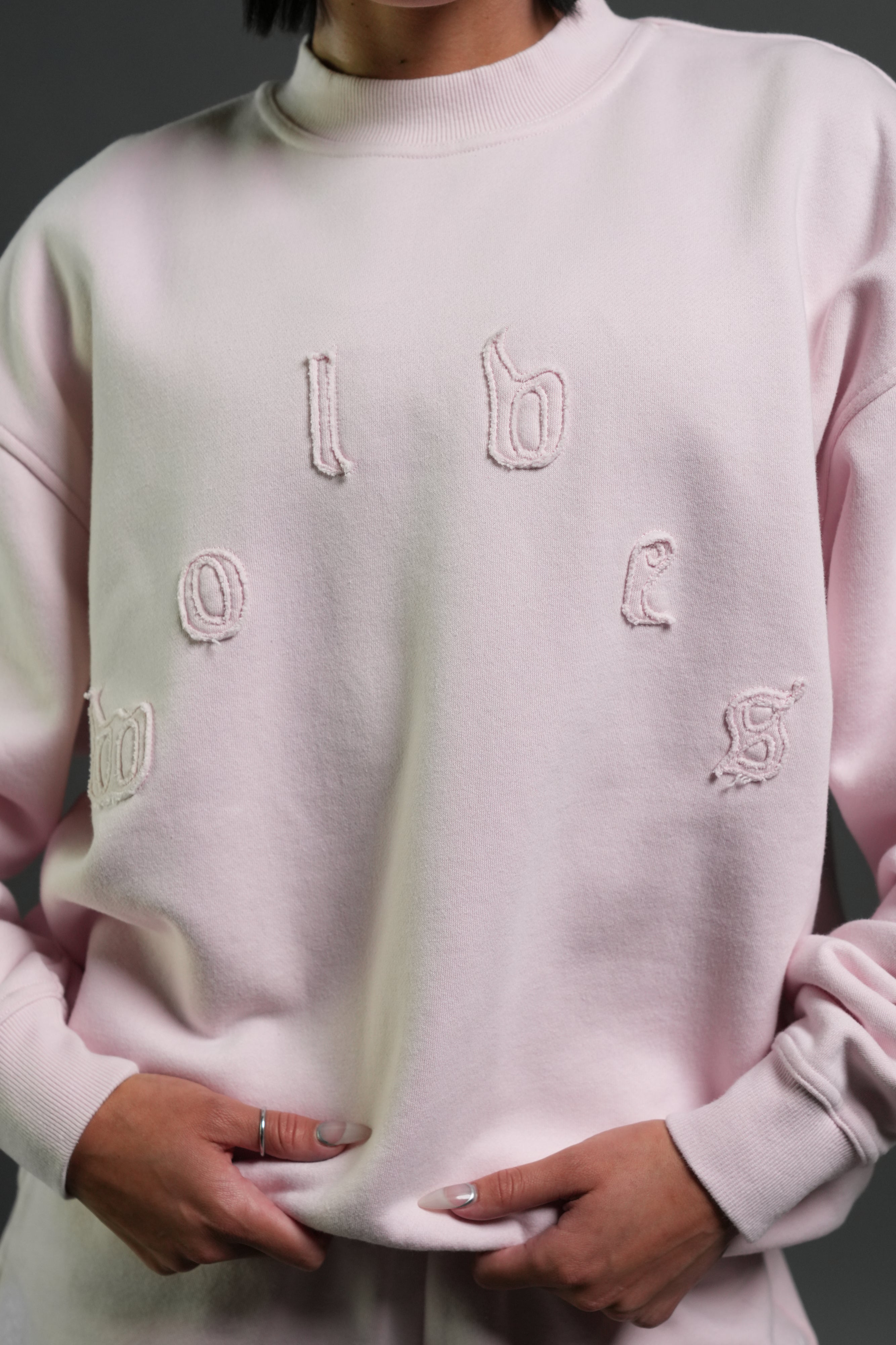 Pyramid Wolves Applique London Crewneck in Blush Pink — imagem 5