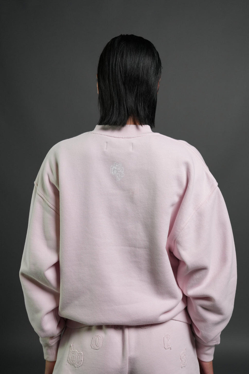 Pyramid Wolves Applique London Crewneck in Blush Pink — imagem 2