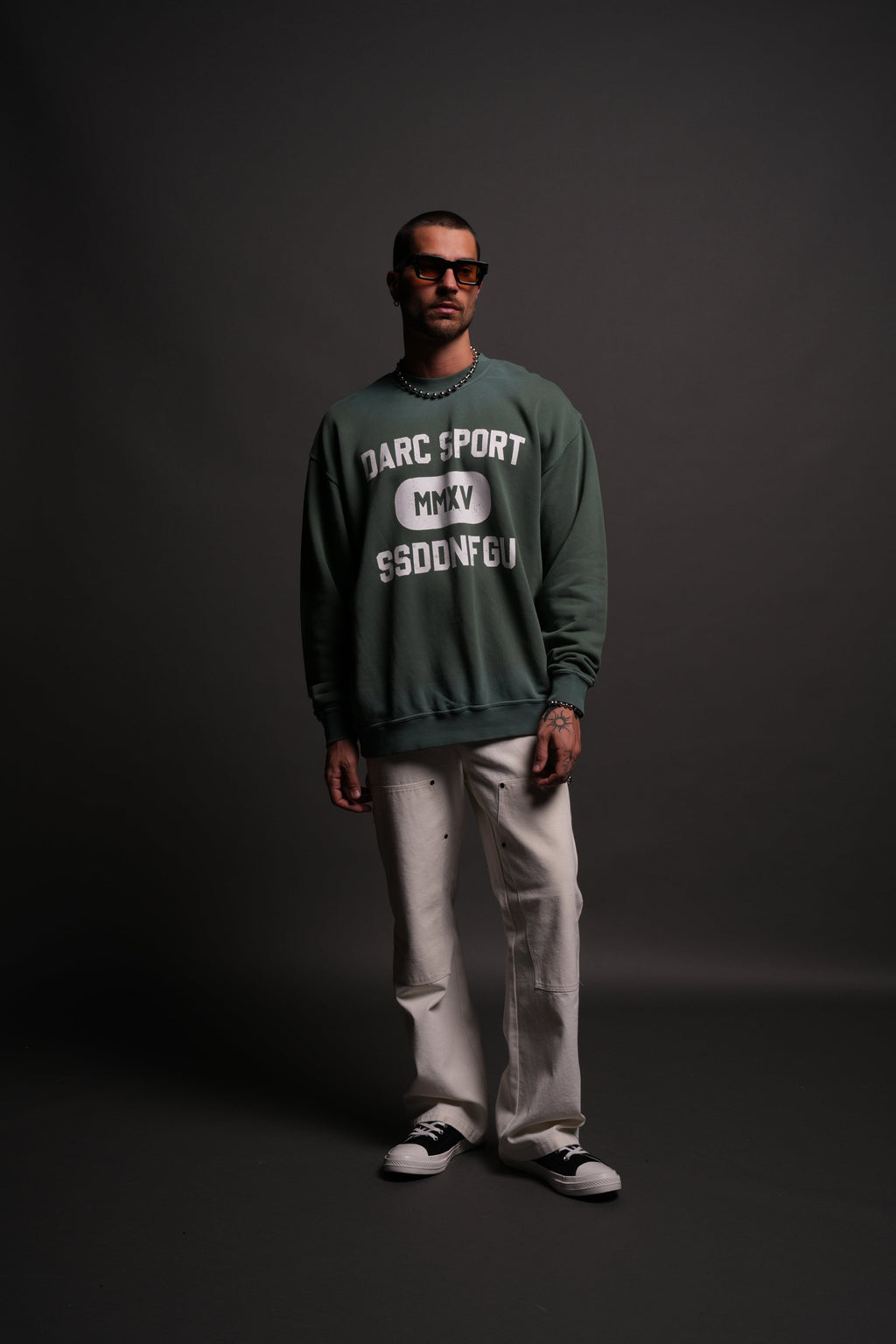 Wolves Forever London Unisex Crewneck in Hunter Green Driftwash — imagem 5