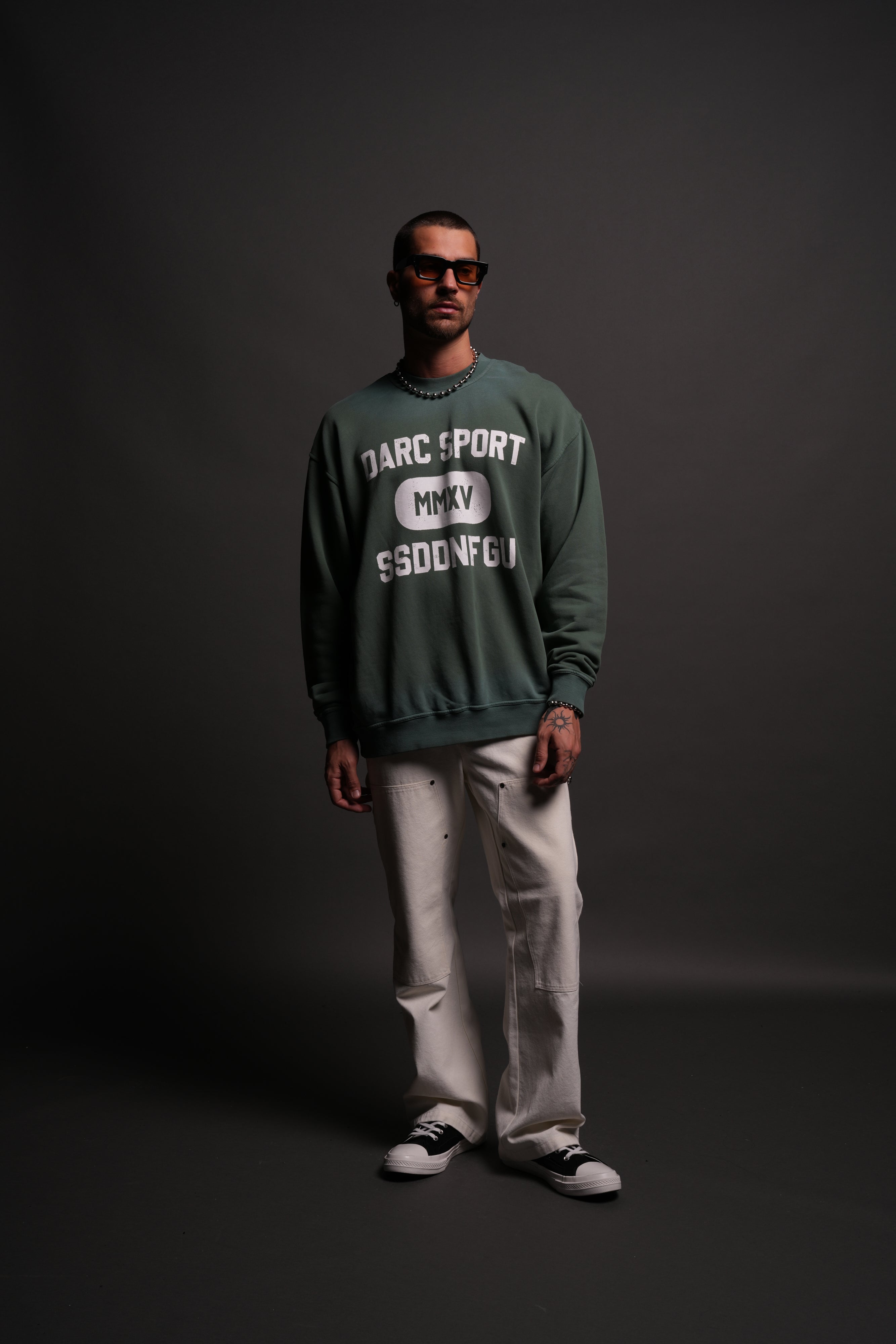 Wolves Forever London Unisex Crewneck in Hunter Green Driftwash — imagem 5