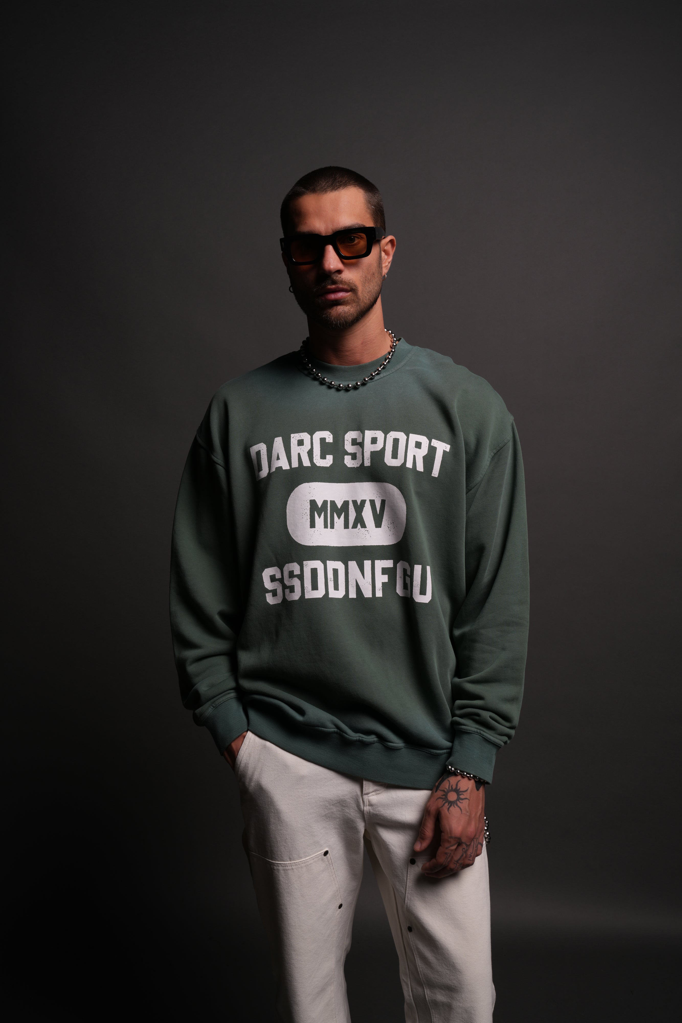 Wolves Forever London Unisex Crewneck in Hunter Green Driftwash — imagem 2