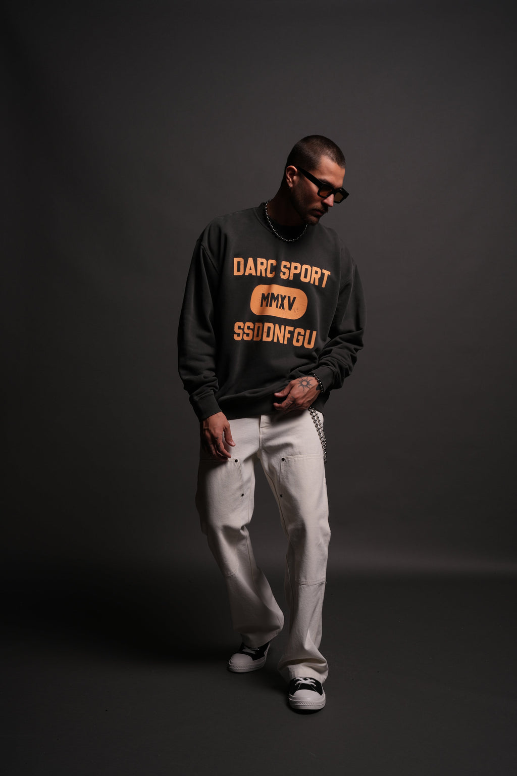 Wolves Forever London Unisex Crewneck in Wolf Gray — imagem 6
