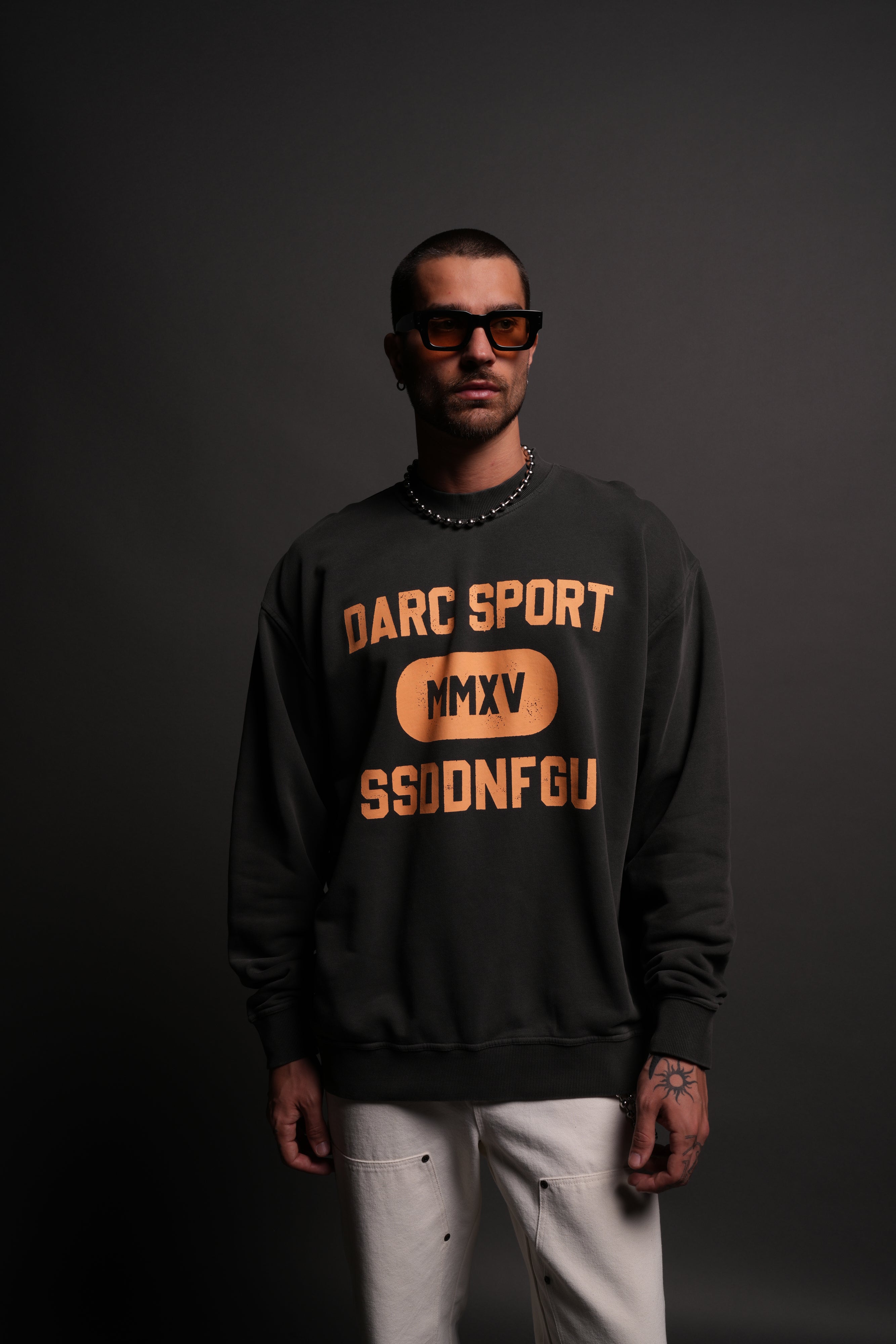 Wolves Forever London Unisex Crewneck in Wolf Gray — imagem 4