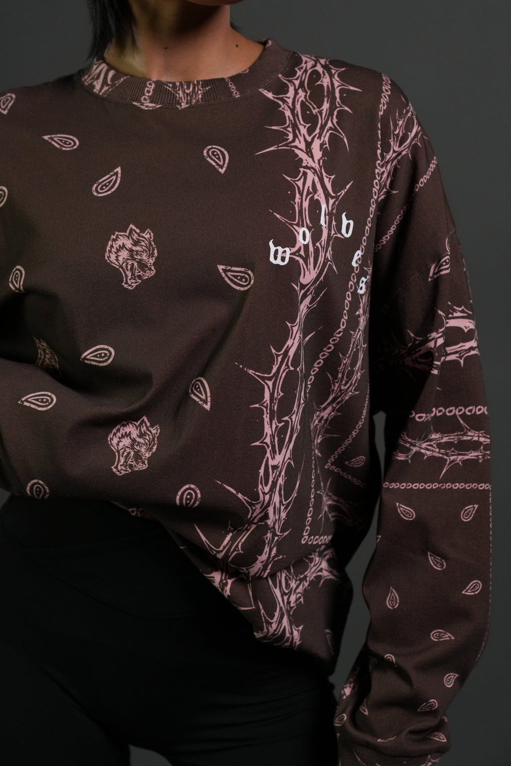 Wolves Pyramid Grunge "Box Cut" L/S Tee in Desert Dust Thorn Paisley — imagem 14