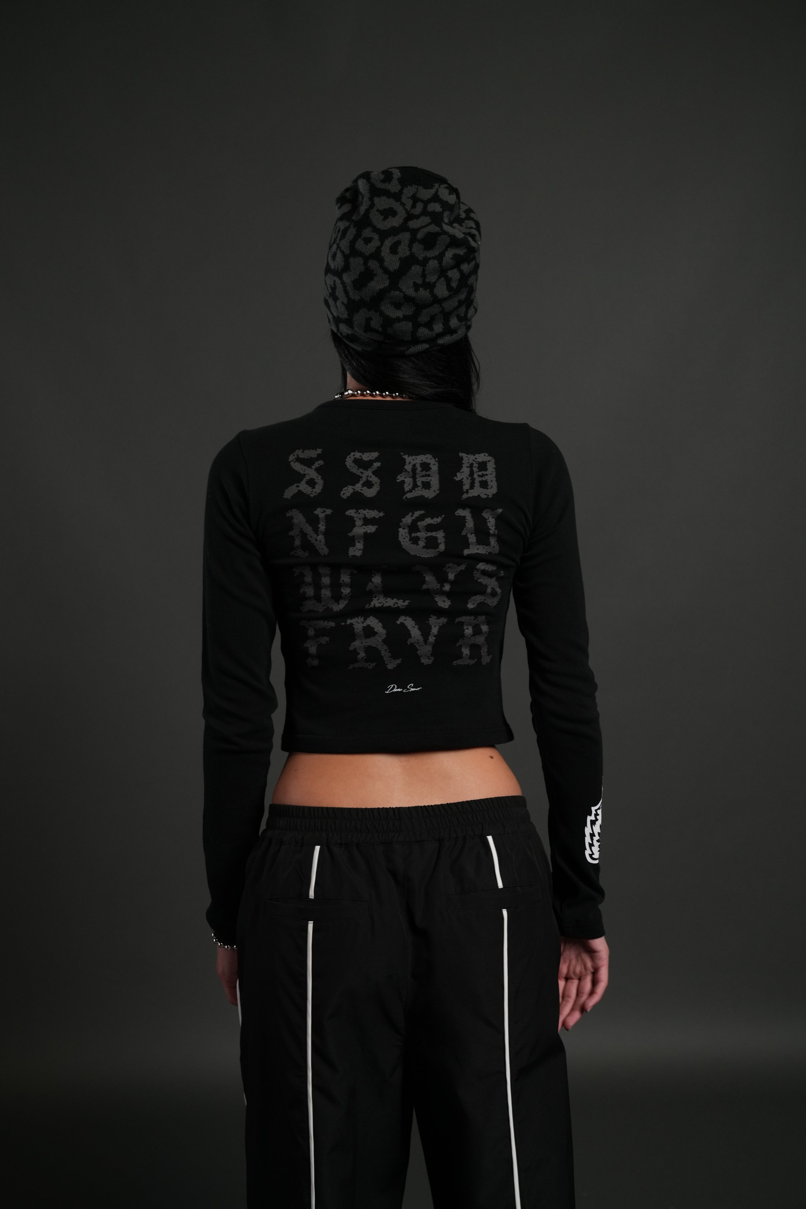 Stone Code L/S "Baby" Tee in Black — imagem 2