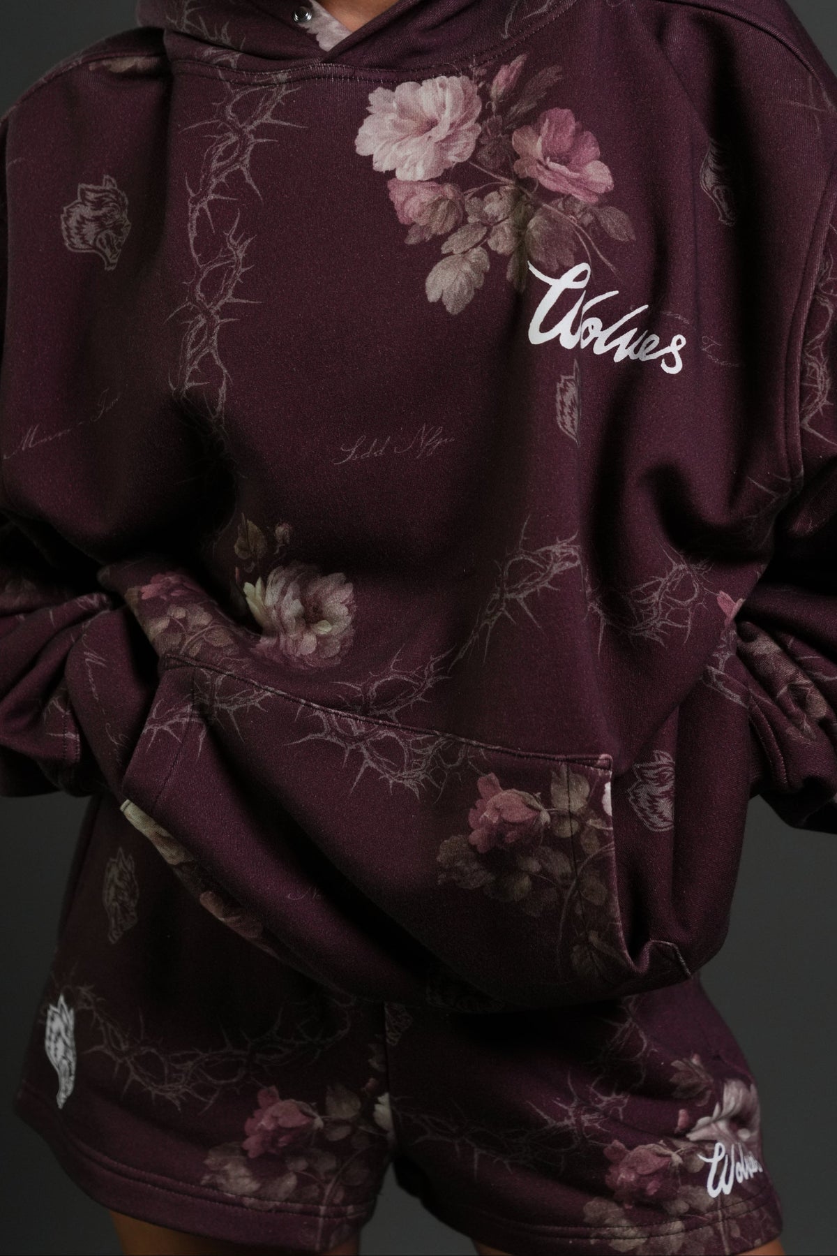 Rose Thorn Ellie Sweat Shorts in Cherry Wine Rose Thorn - imagem 5