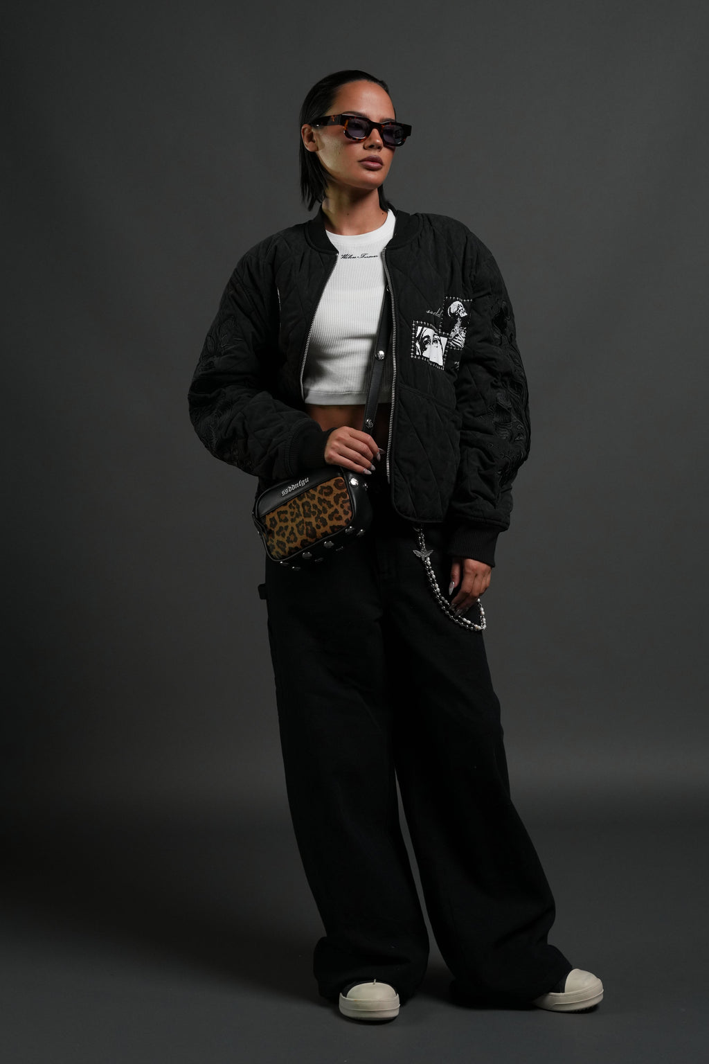 Wolf Head Rodman Leather Side Bag in Black — imagem 15