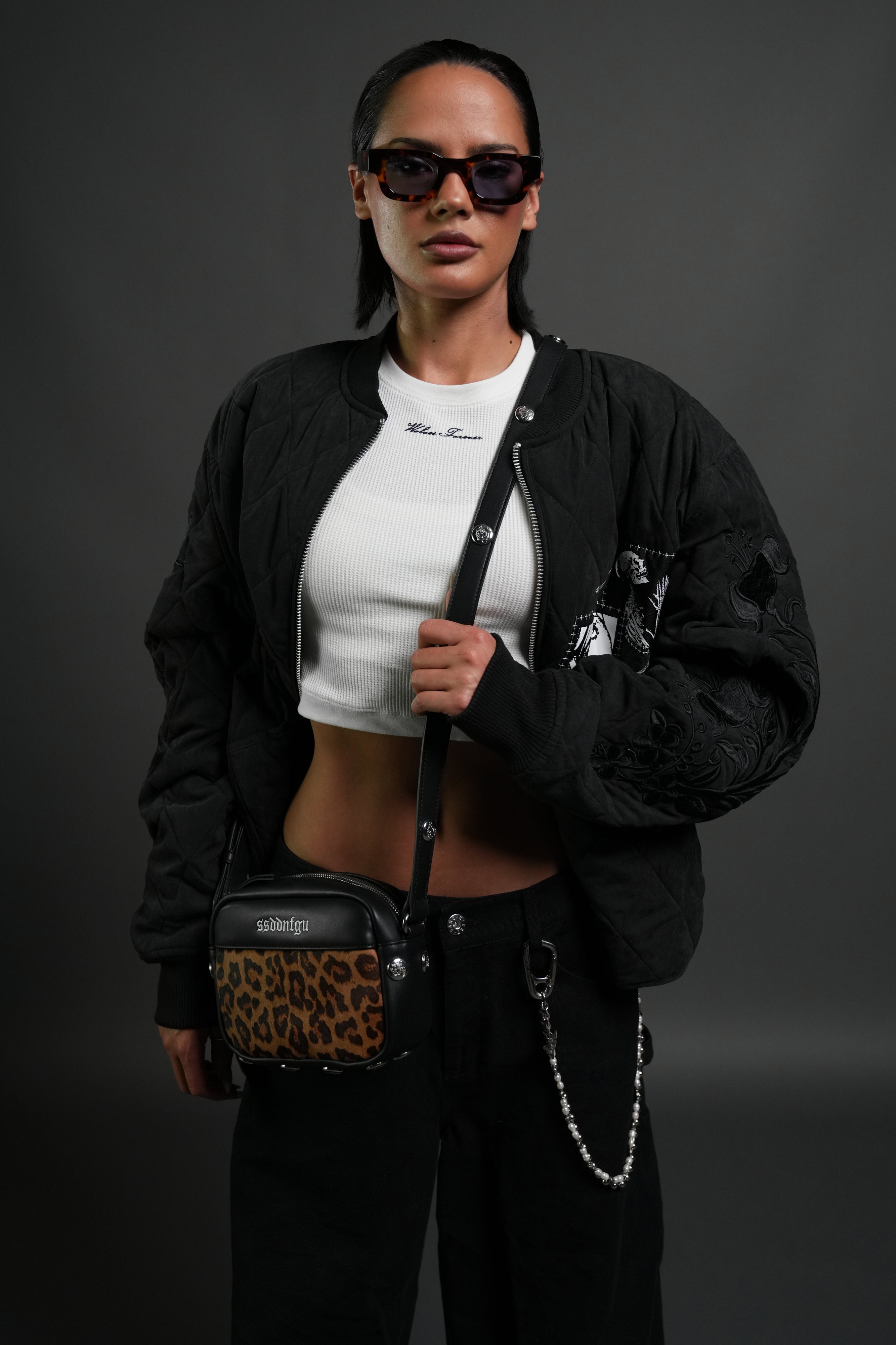 Wolf Head Rodman Leather Side Bag in Black — imagem 14