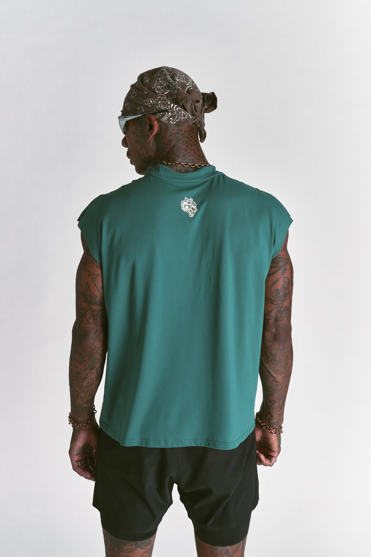 Loyalty Forever "Dry Wolf" Cropped Muscle Tee in Sierra Pine — imagem 2