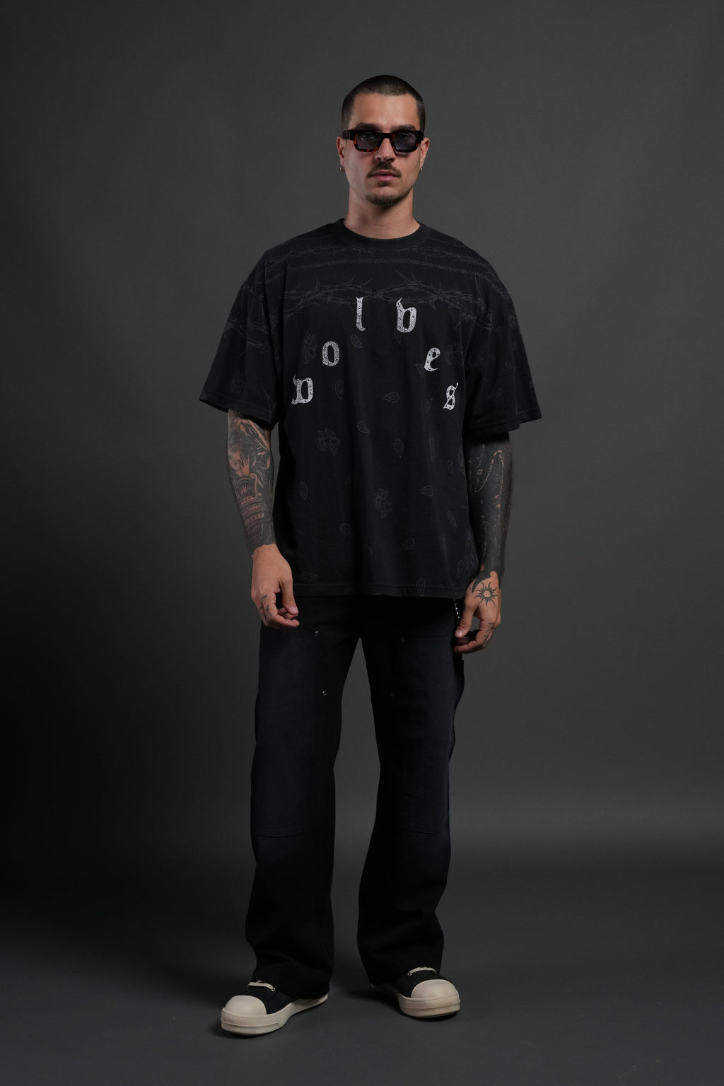 Studded Wolves Pyramid Premium Oversized Tee in Black Thorn Paisley — imagem 4