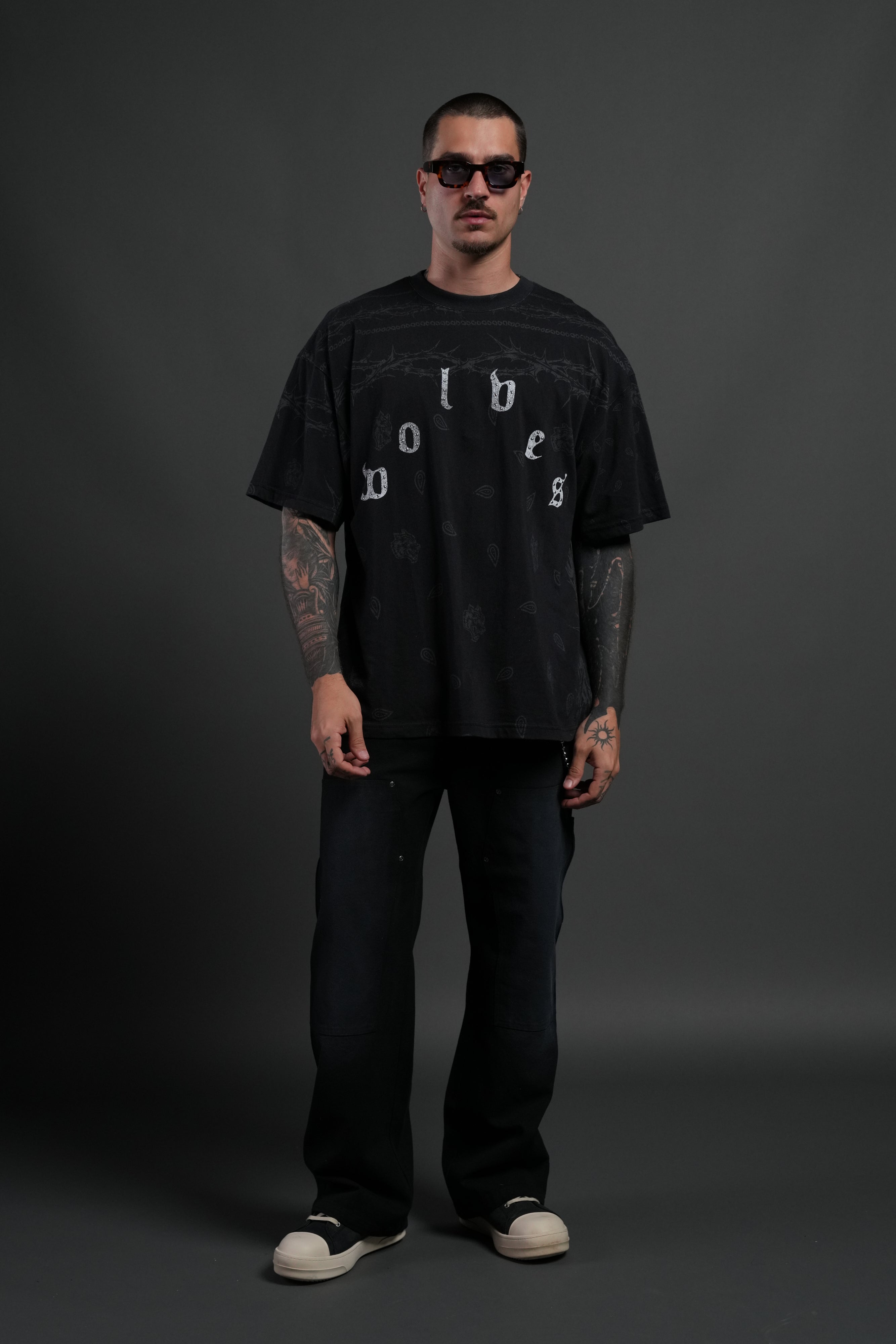Studded Wolves Pyramid Premium Oversized Tee in Black Thorn Paisley — imagem 4