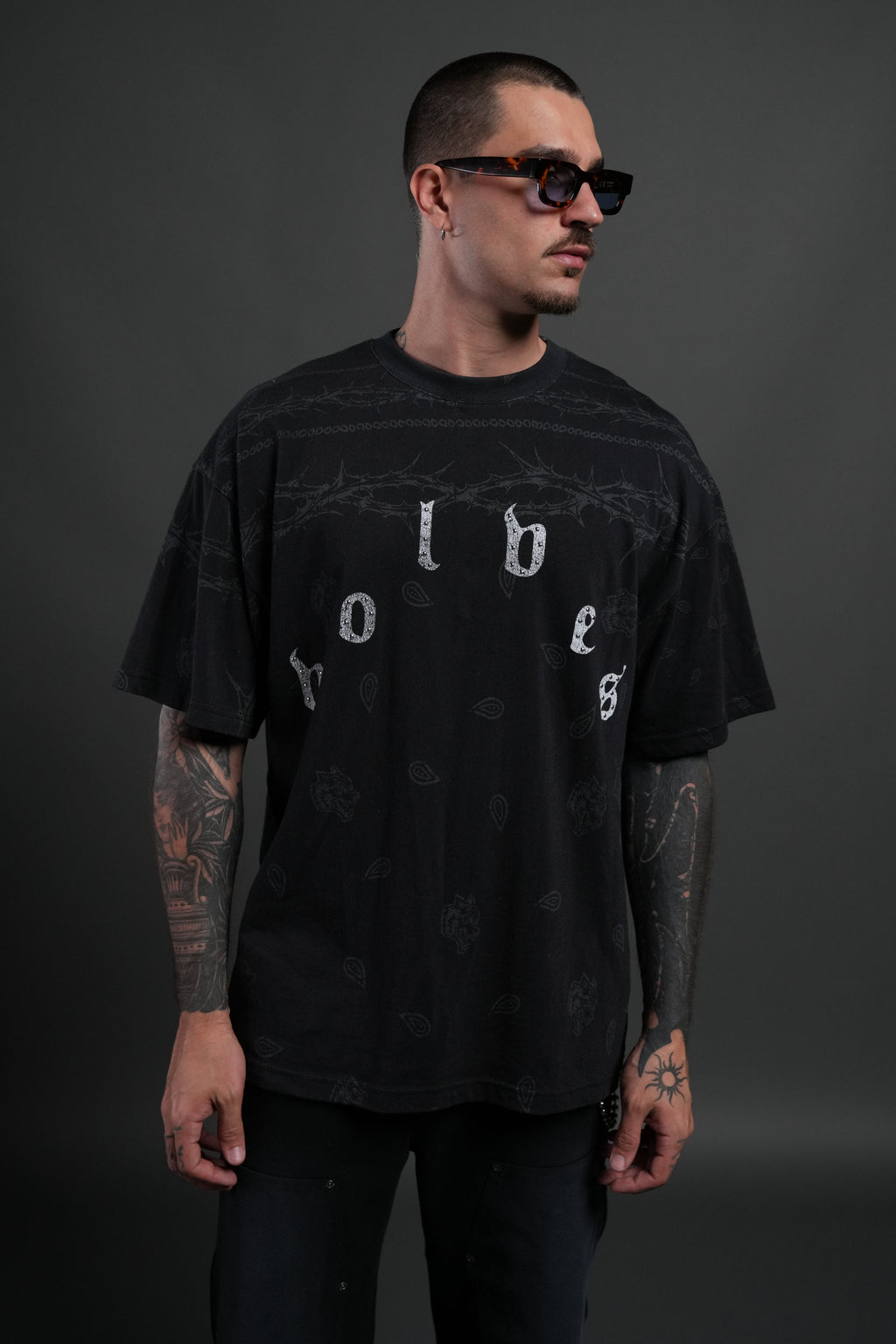 Studded Wolves Pyramid Premium Oversized Tee in Black Thorn Paisley — imagem 2