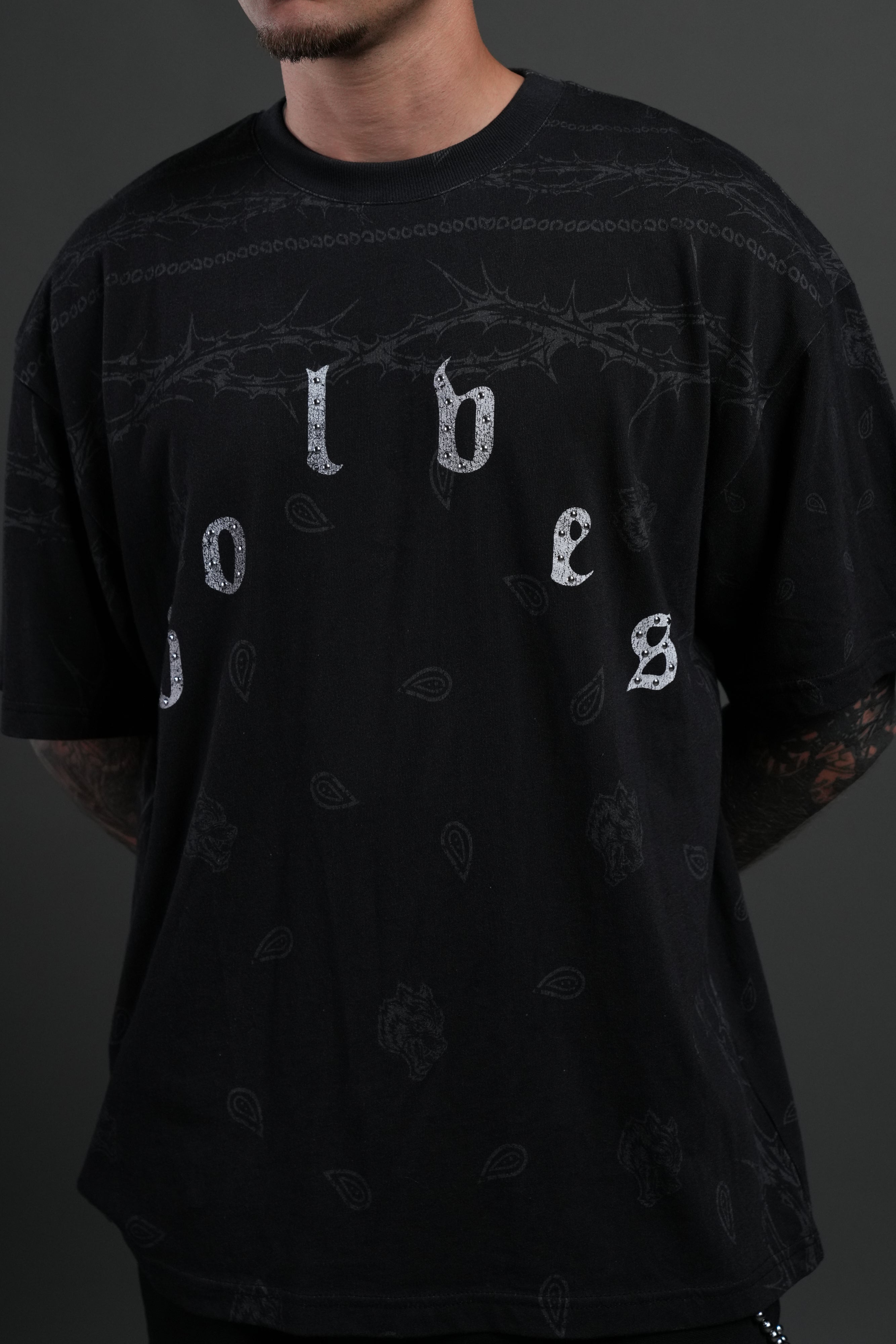 Studded Wolves Pyramid Premium Oversized Tee in Black Thorn Paisley — imagem 7