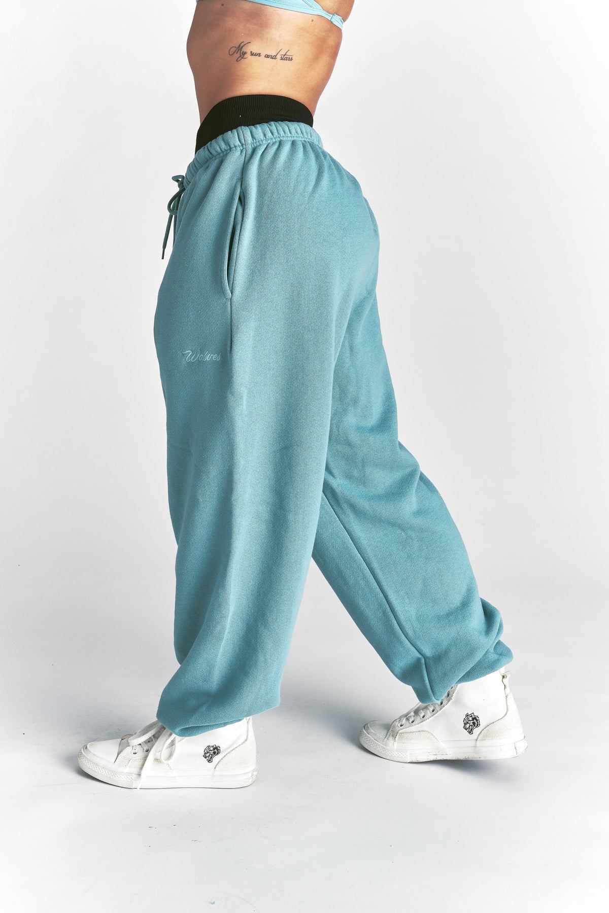 Cursive Wolves Premium Lounger Sweat Pants in Dusty Turquoise — imagem 3