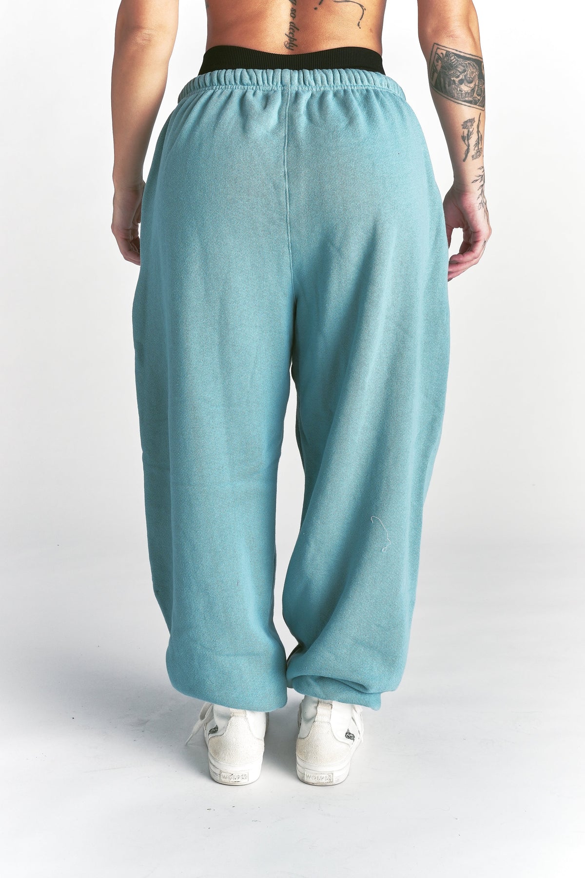 Cursive Wolves Premium Lounger Sweat Pants in Dusty Turquoise — imagem 4
