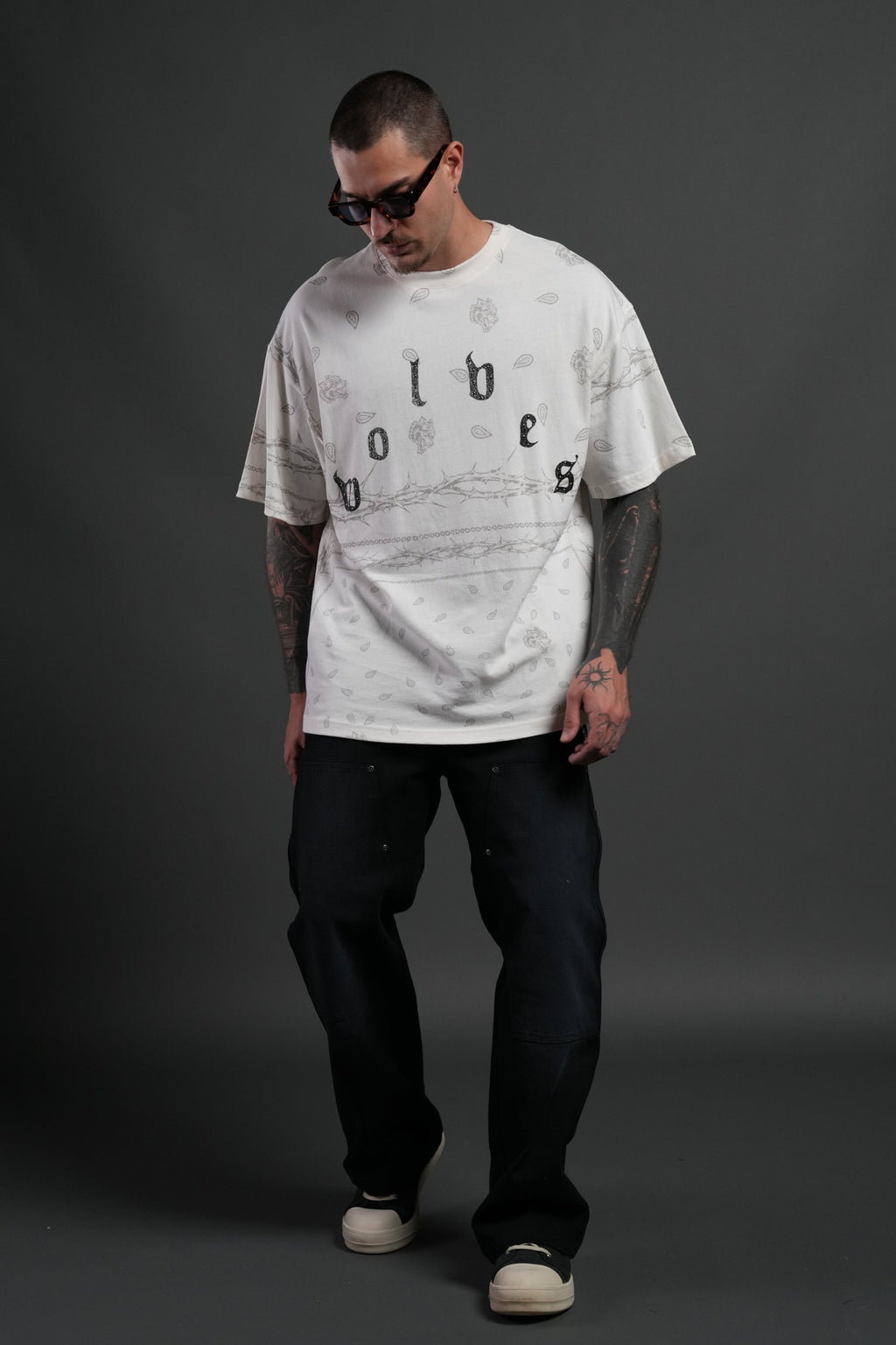 Studded Wolves Pyramid Premium Oversized Tee in Cream Thorn Paisley — imagem 4