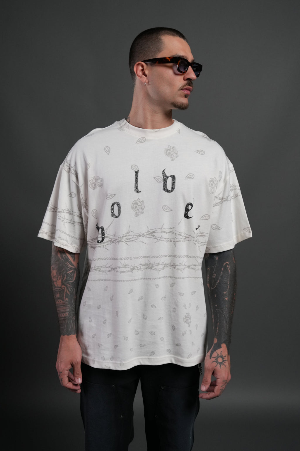 Studded Wolves Pyramid Premium Oversized Tee in Cream Thorn Paisley — imagem 2