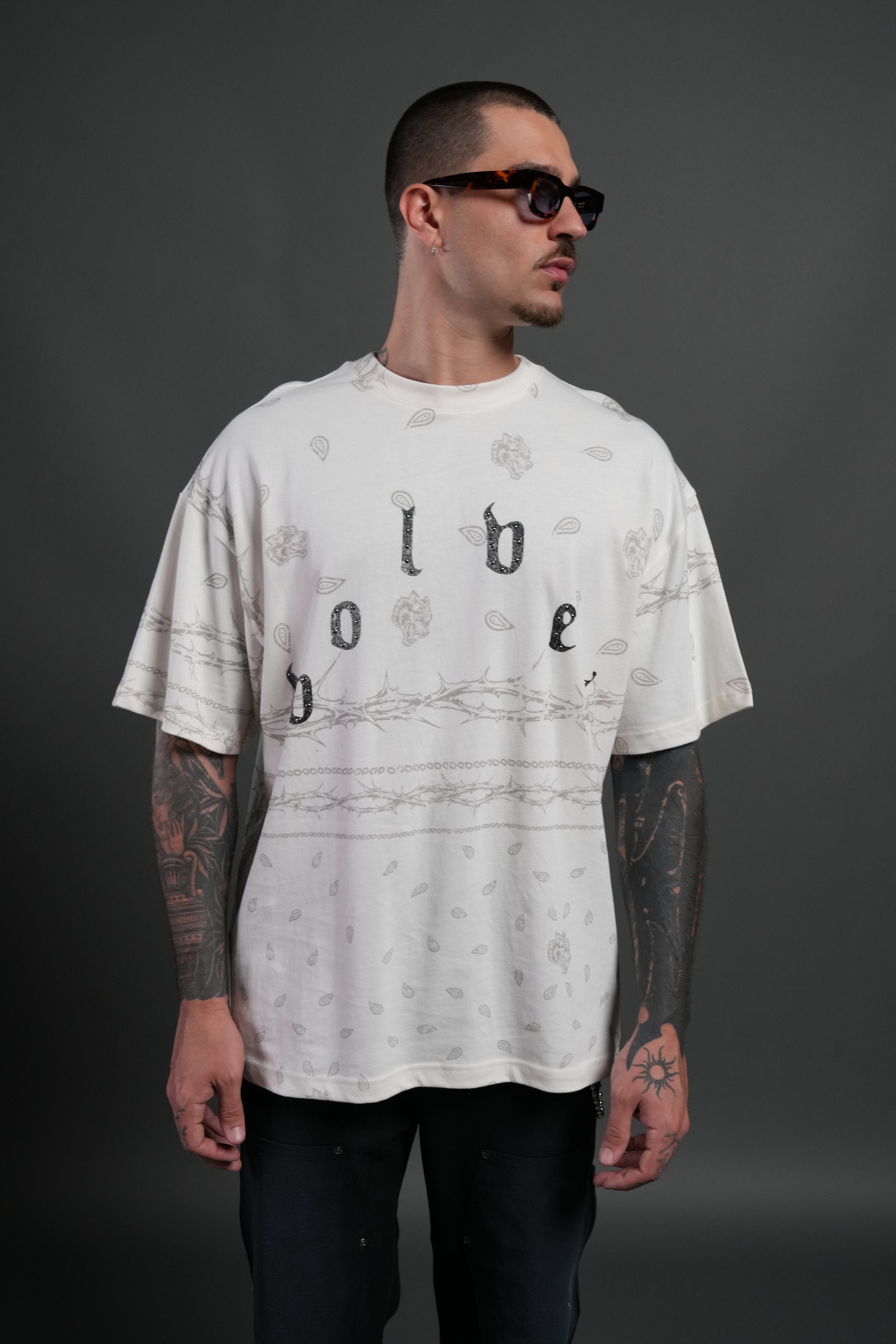 Studded Wolves Pyramid Premium Oversized Tee in Cream Thorn Paisley — imagem 2